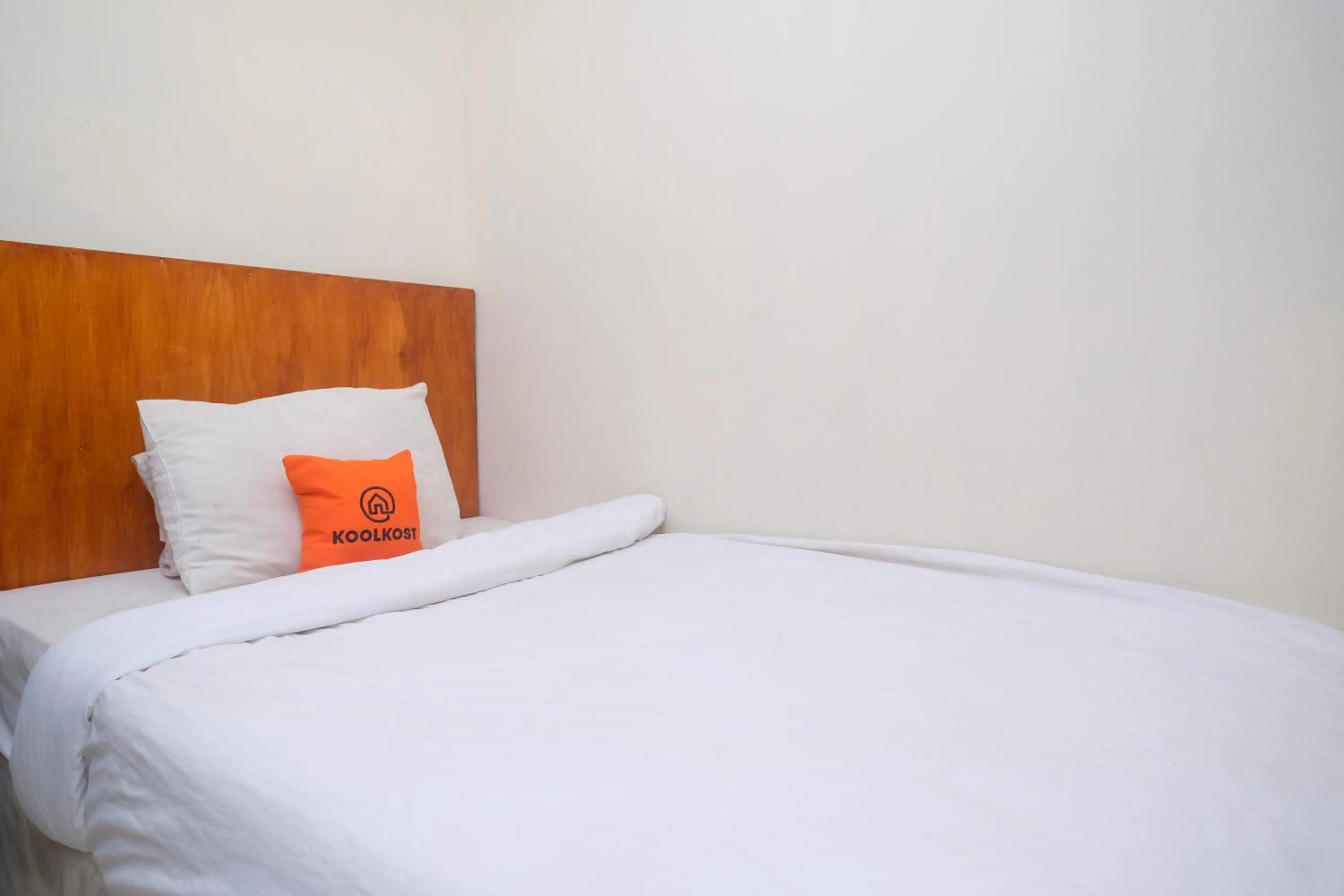 Bedroom, Bed in Koolkost near Stadion Maguwoharjo