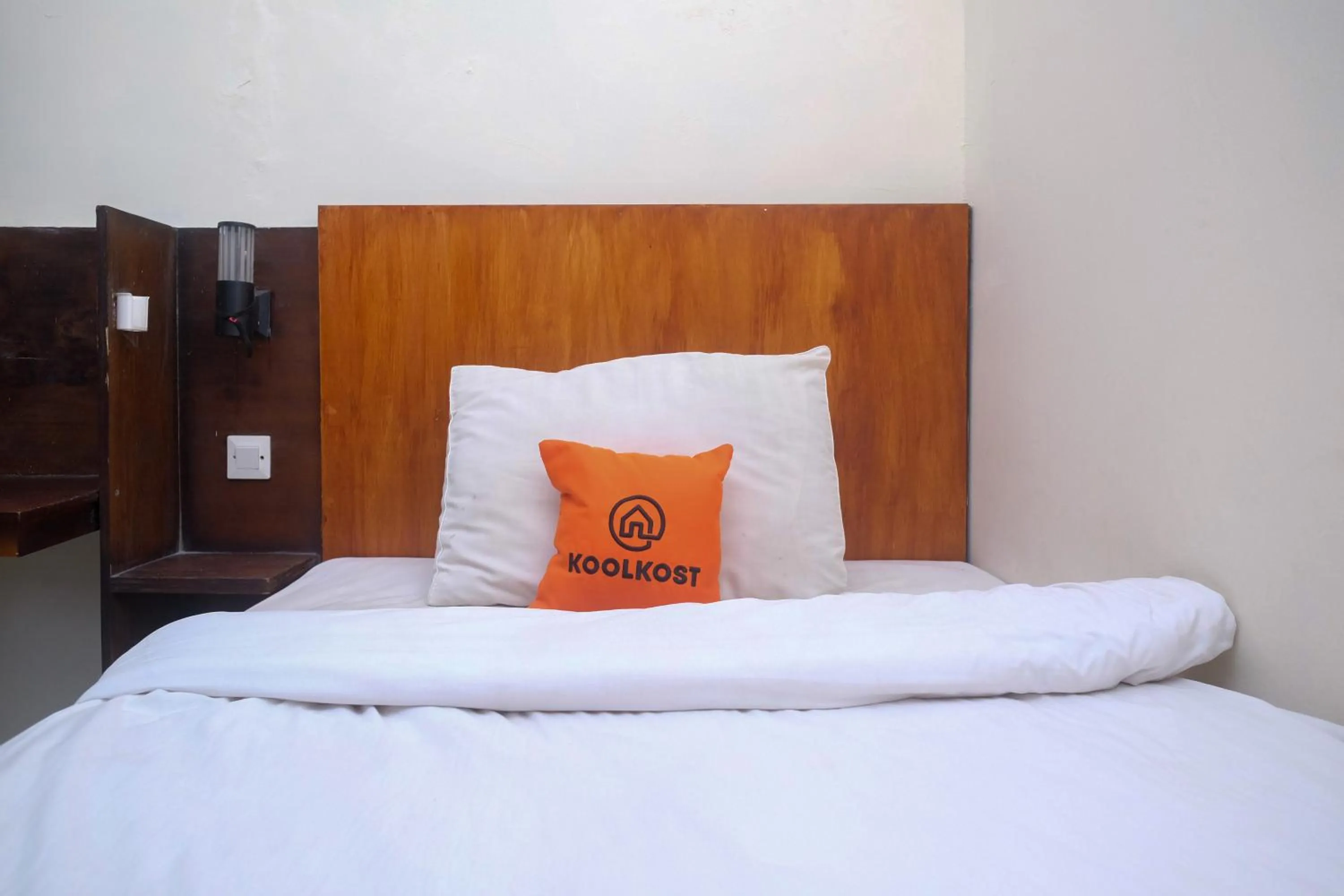 Bedroom, Bed in Koolkost near Stadion Maguwoharjo