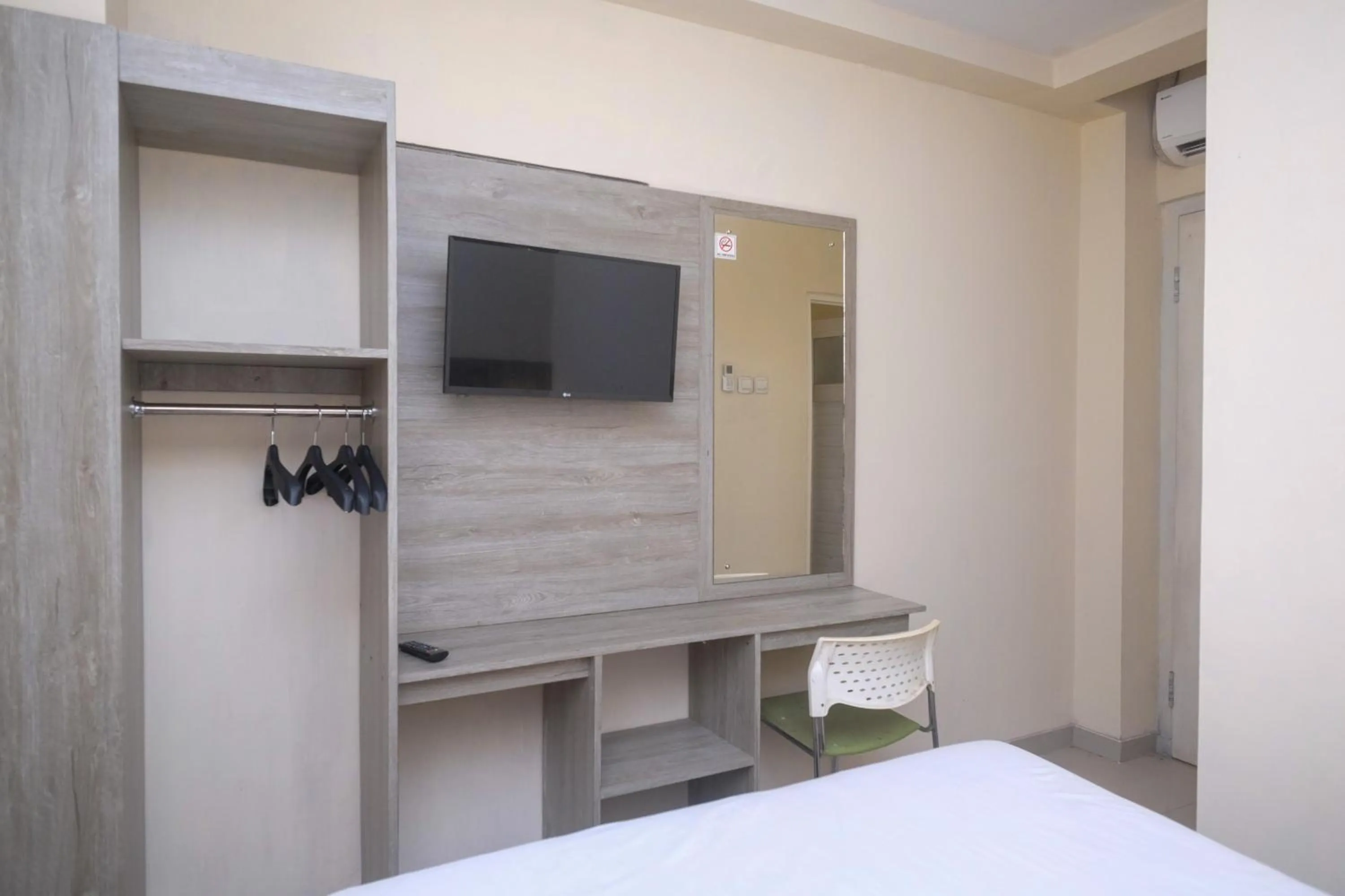 Bedroom, Bed in Koolkost near Stadion Maguwoharjo