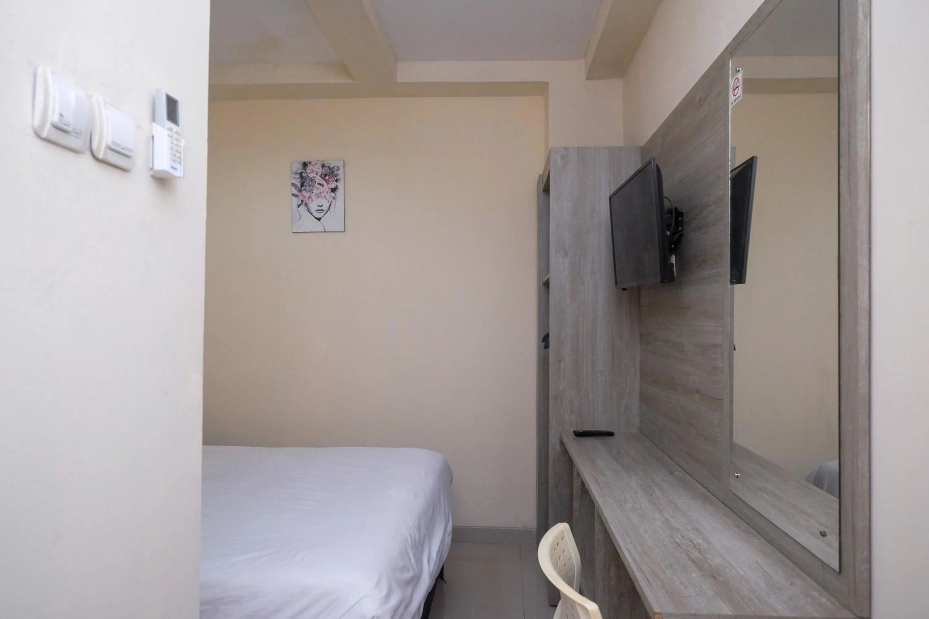 Bedroom, Bed in Koolkost near Stadion Maguwoharjo