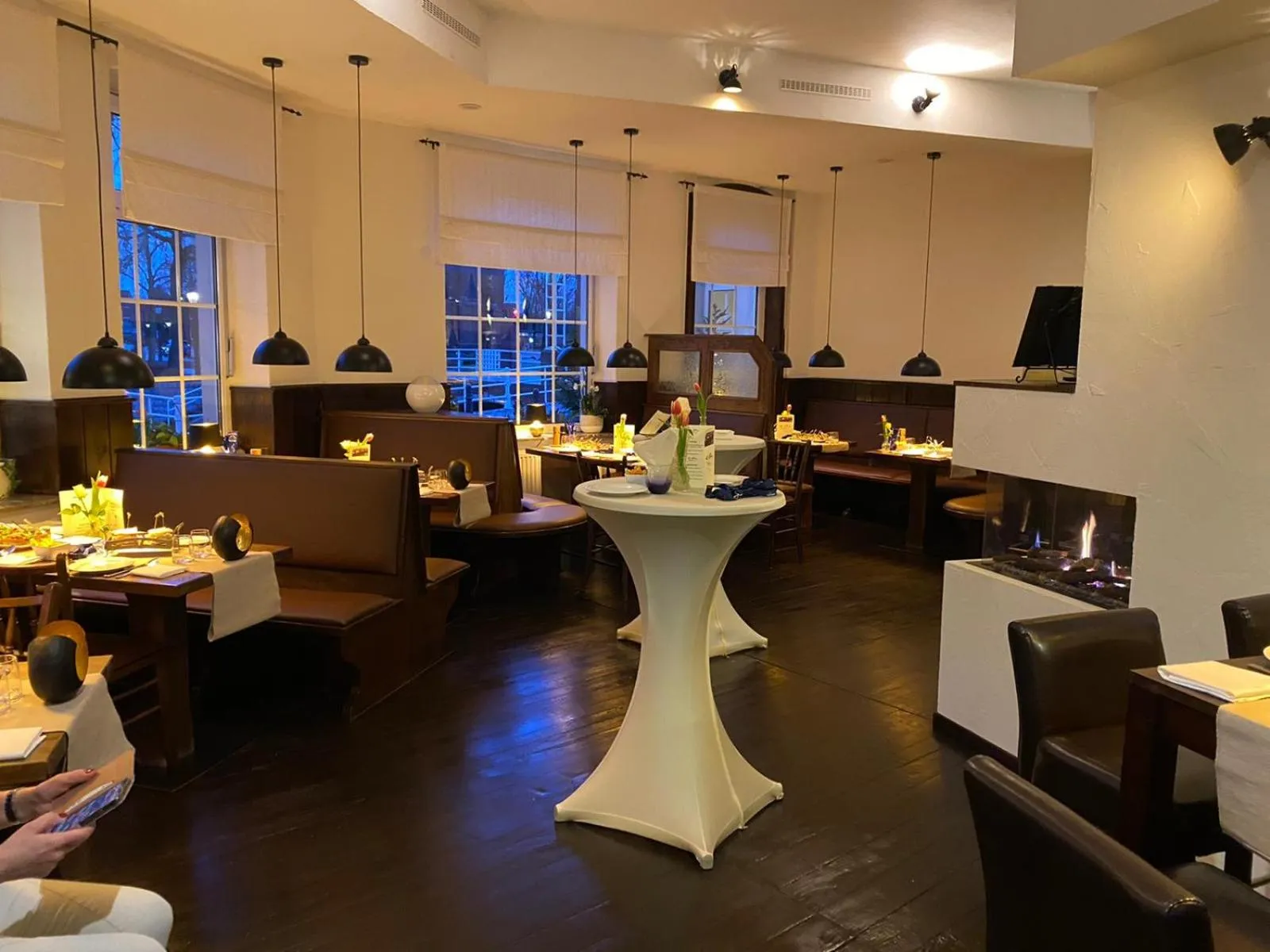 Restaurant/places to eat in MediTerra