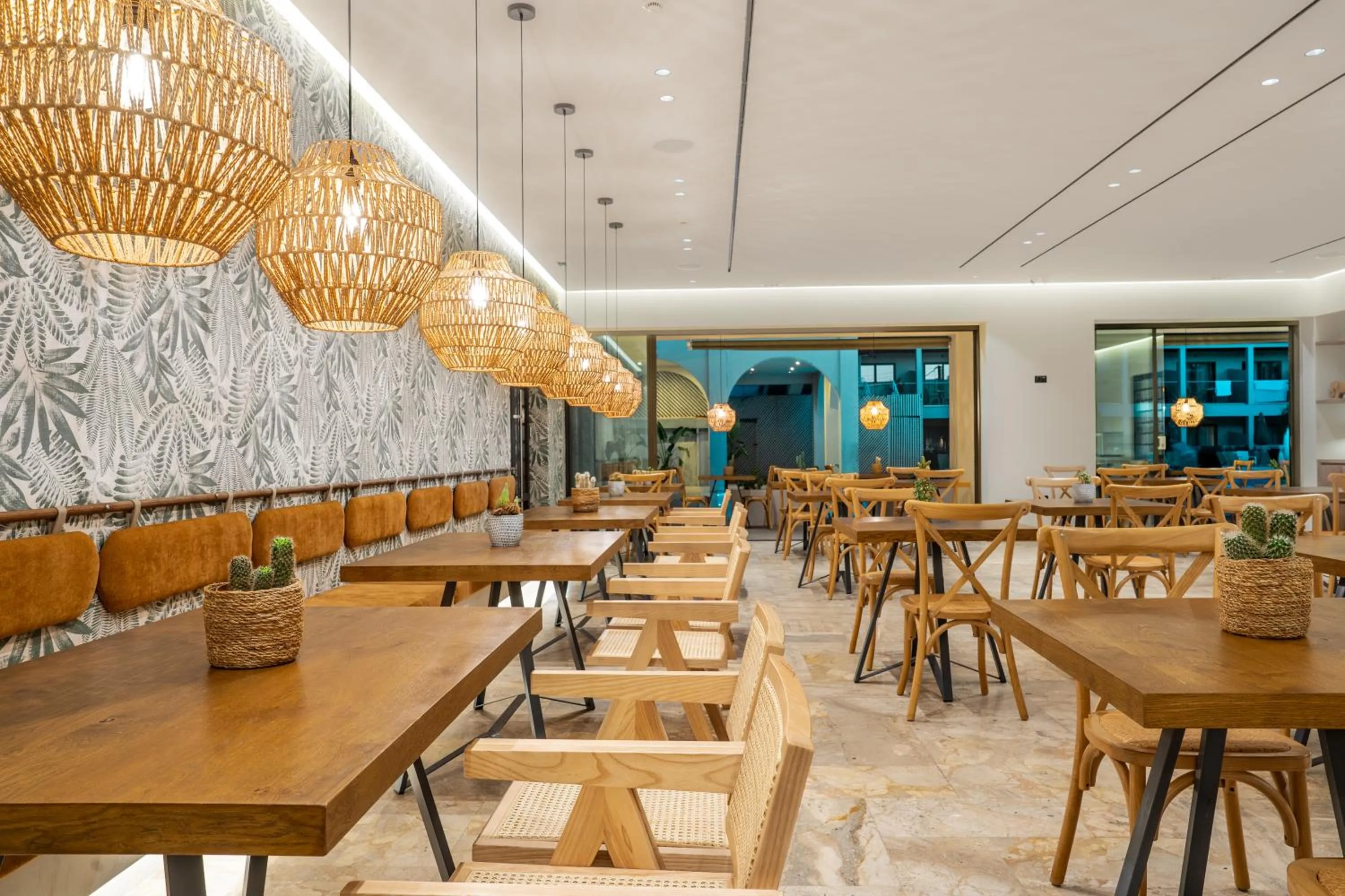 Restaurant/places to eat in Hotel Papillon