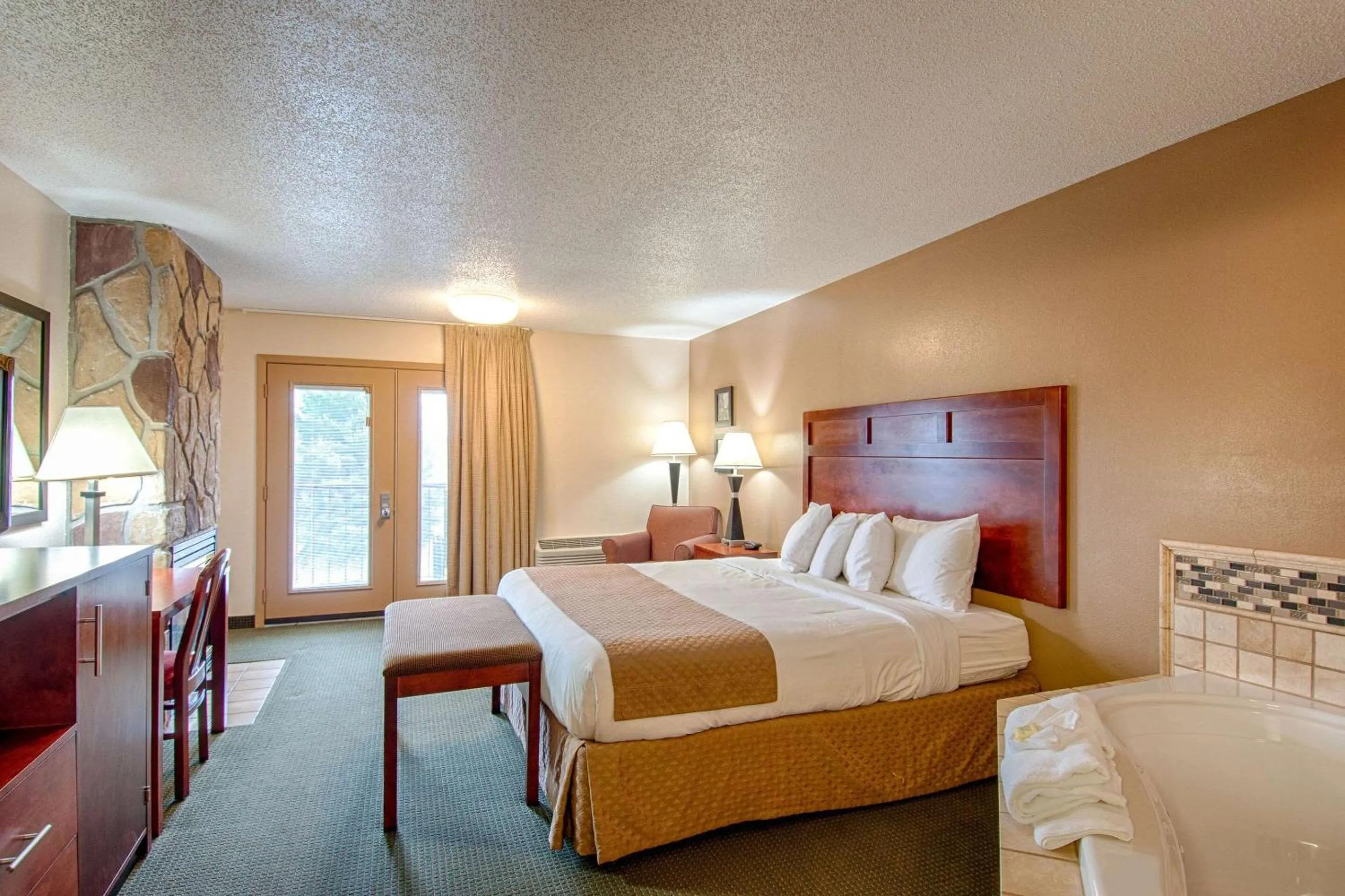 Bedroom, Bed in Park Tower Inn