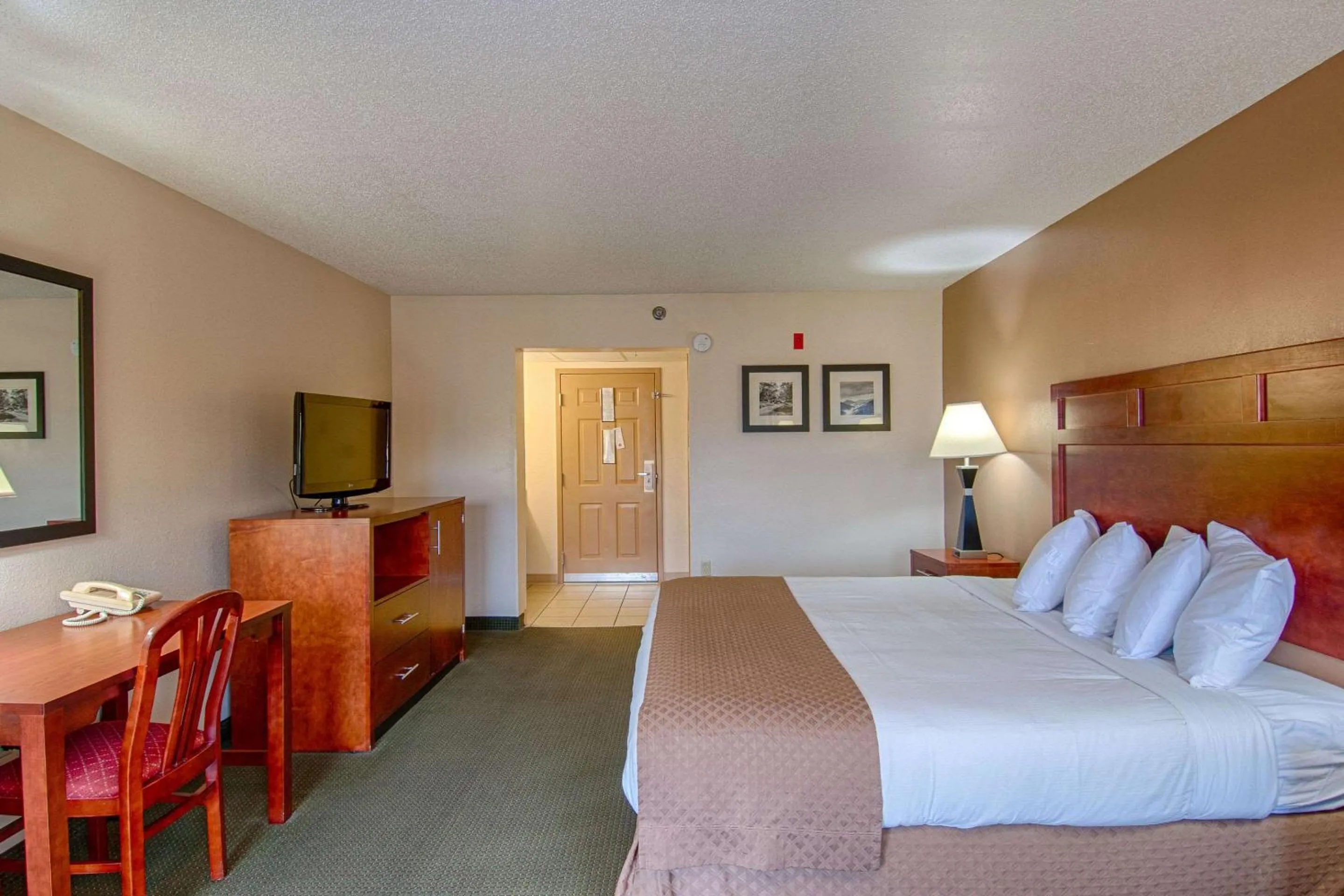 Bedroom, Bed in Park Tower Inn