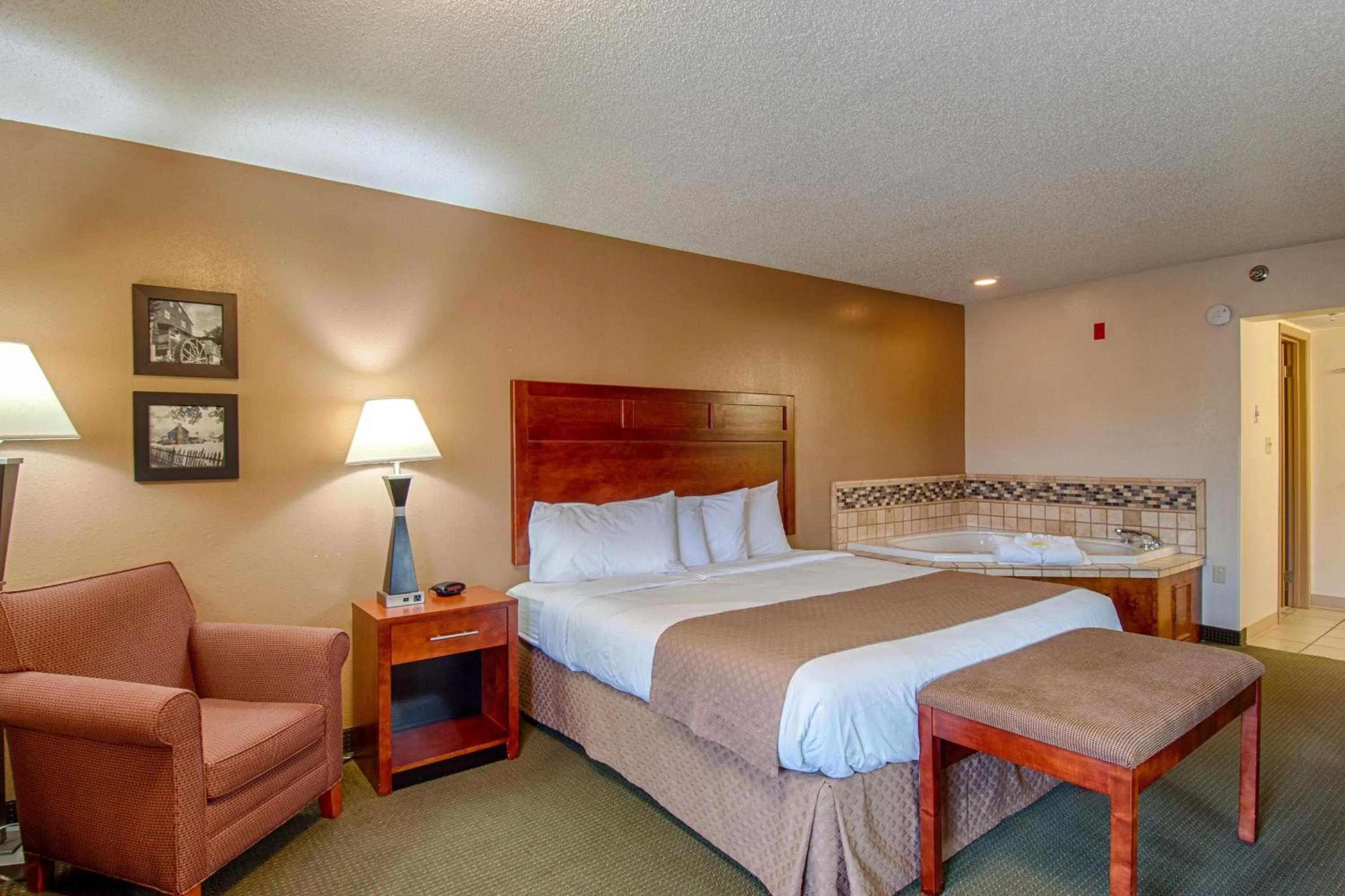 Bedroom, Bed in Park Tower Inn
