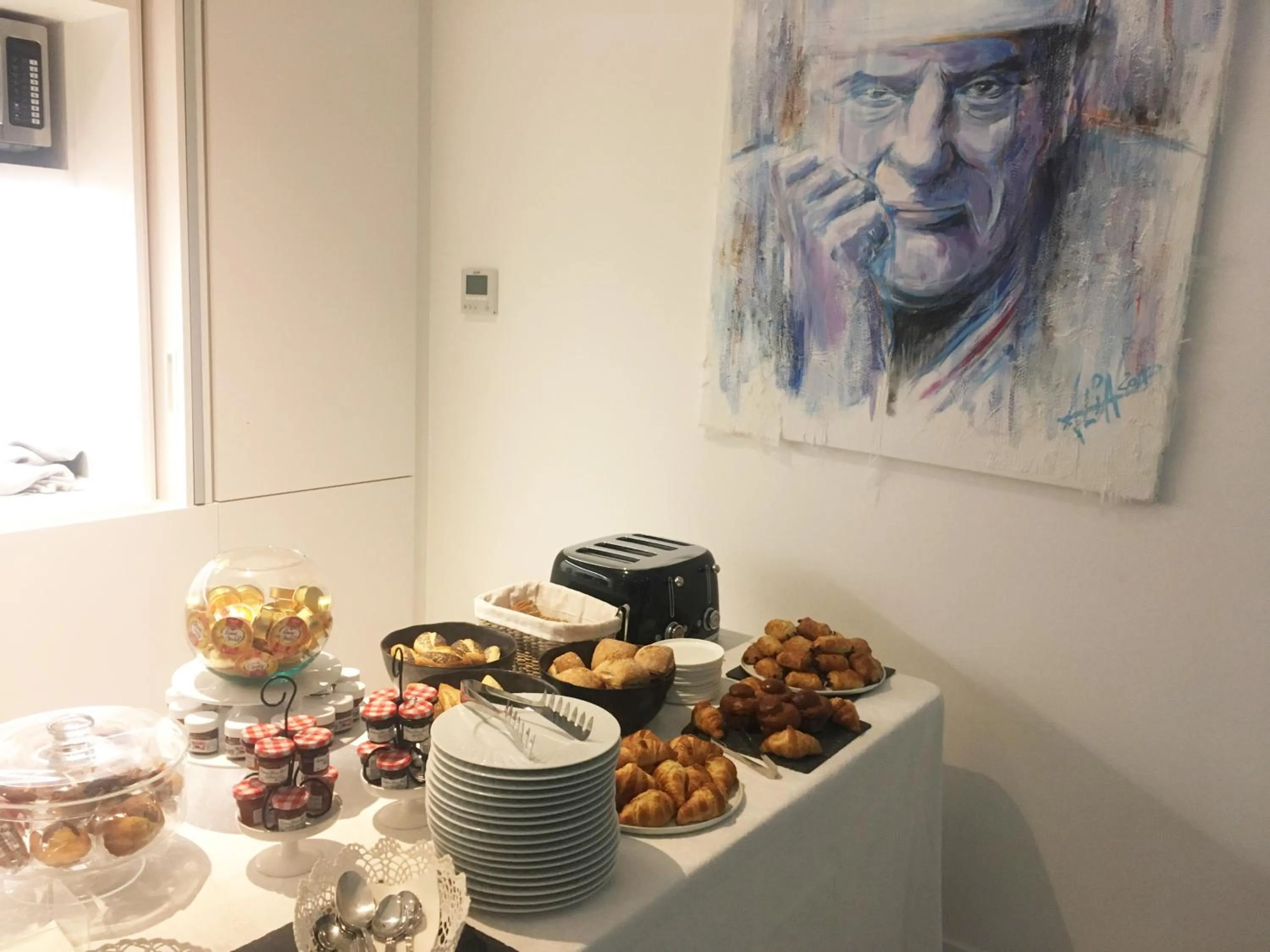 Buffet breakfast in Le B Complexe Hôtel