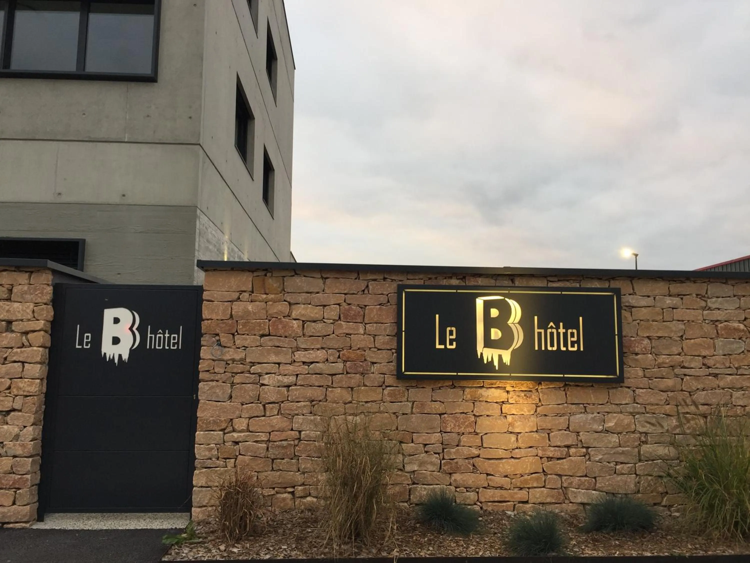 Facade/entrance in Le B Complexe Hôtel
