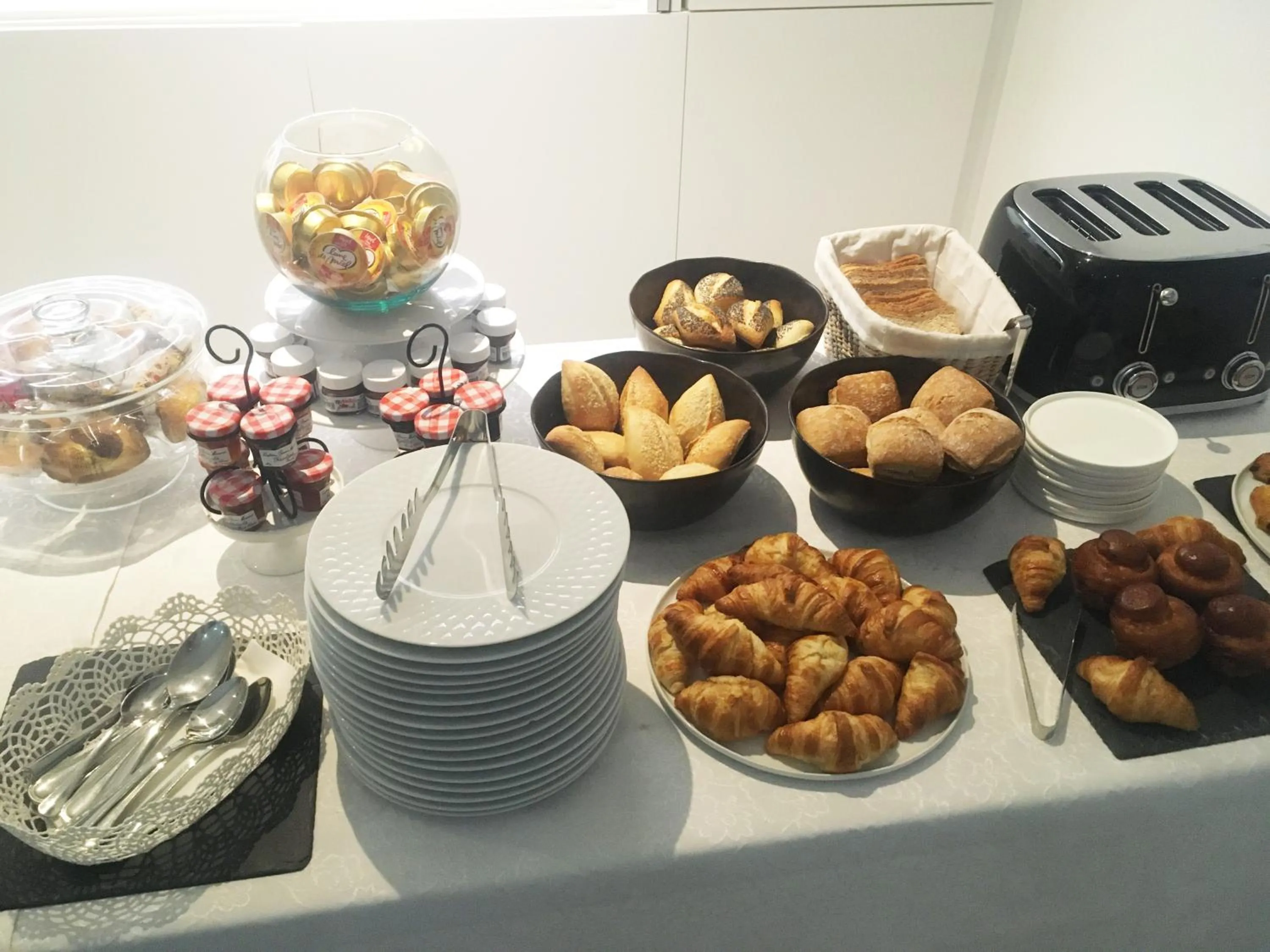 Buffet breakfast in Le B Complexe Hôtel