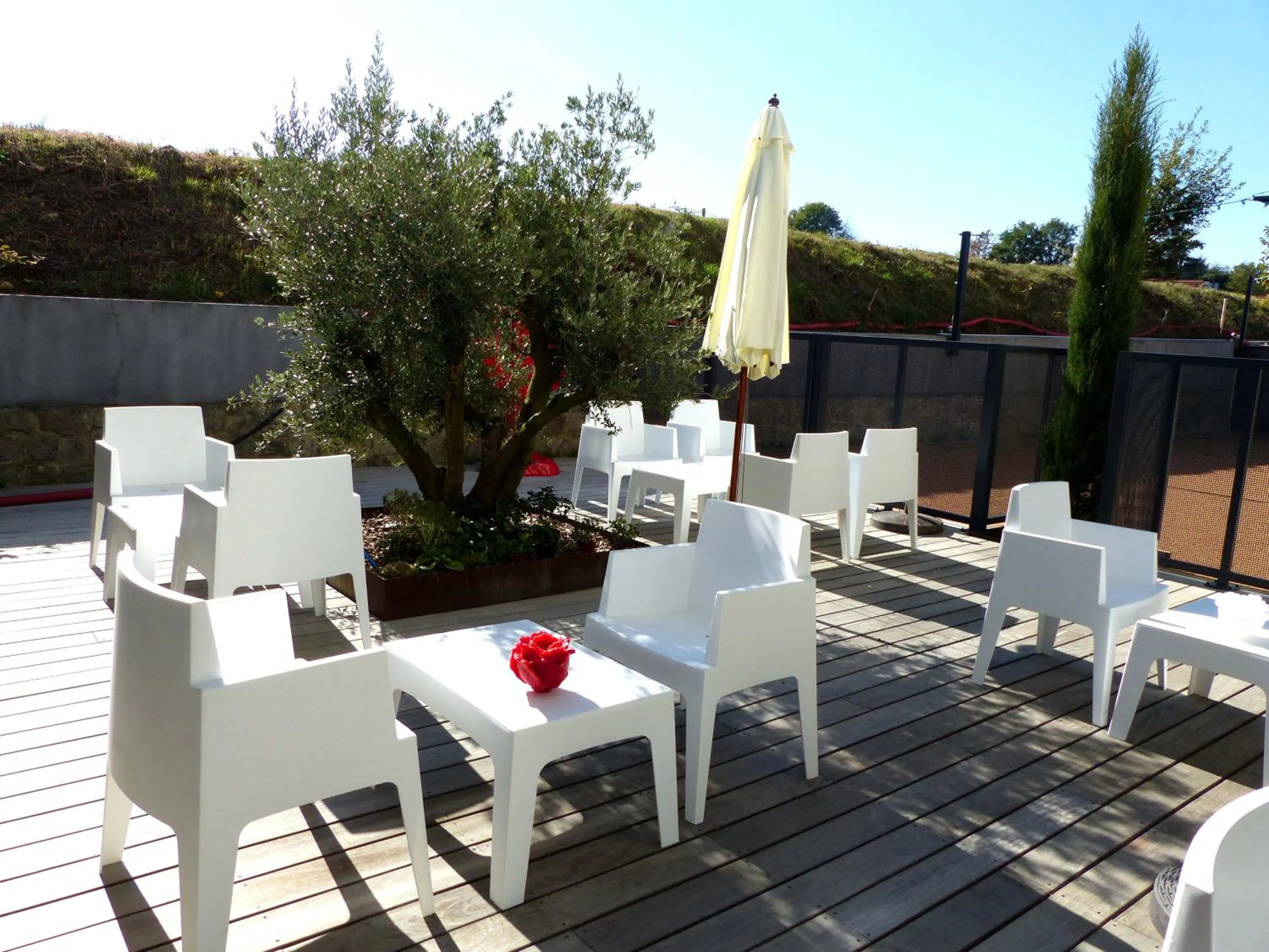 Patio in Le B Complexe Hôtel