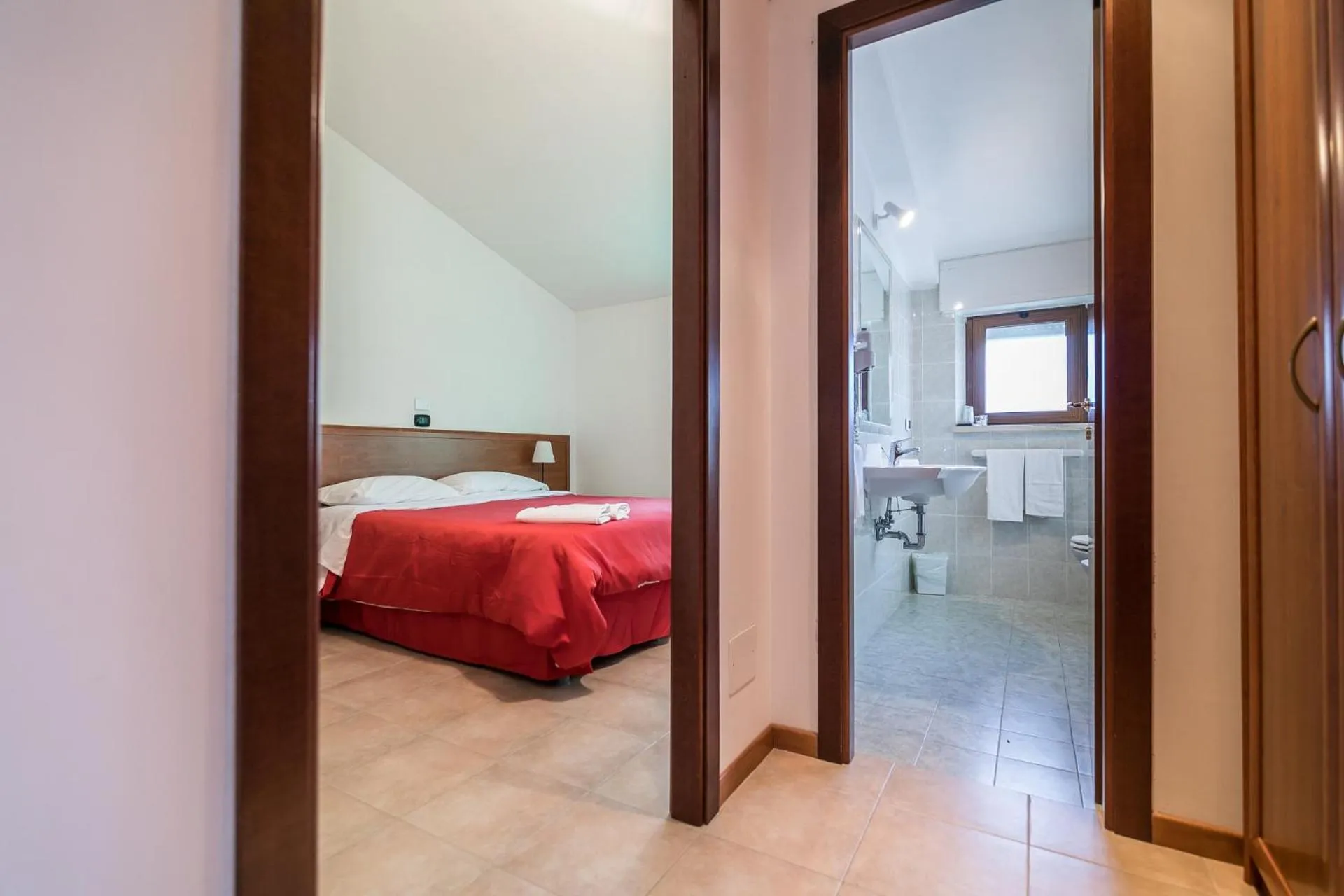 Bathroom, Bed in Hotel Faggio Rosso