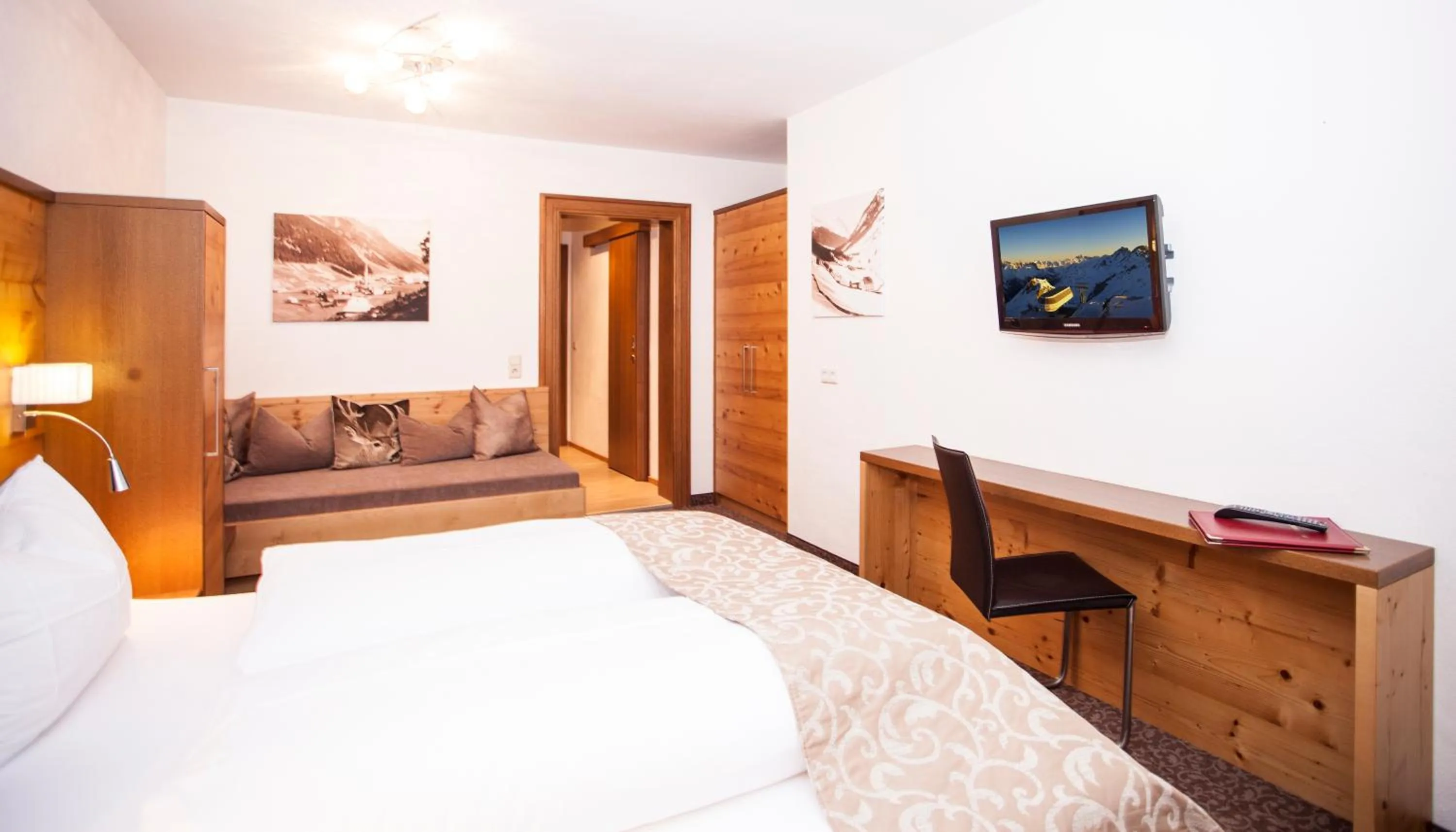 Photo of the whole room, Bed in Hotel Garni Mirabell