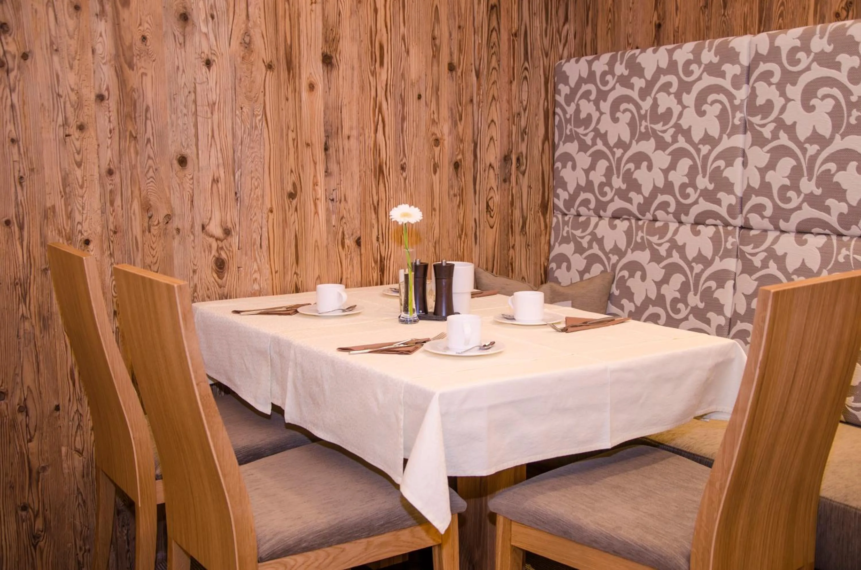 Restaurant/places to eat in Hotel Garni Mirabell