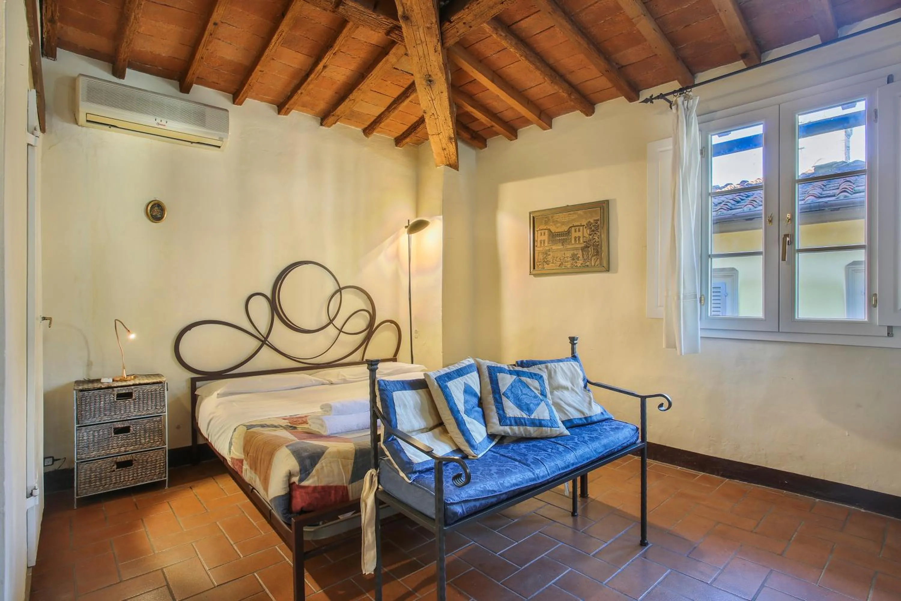 Bed in La Torre di Dante - Sweet Dreams in Florence