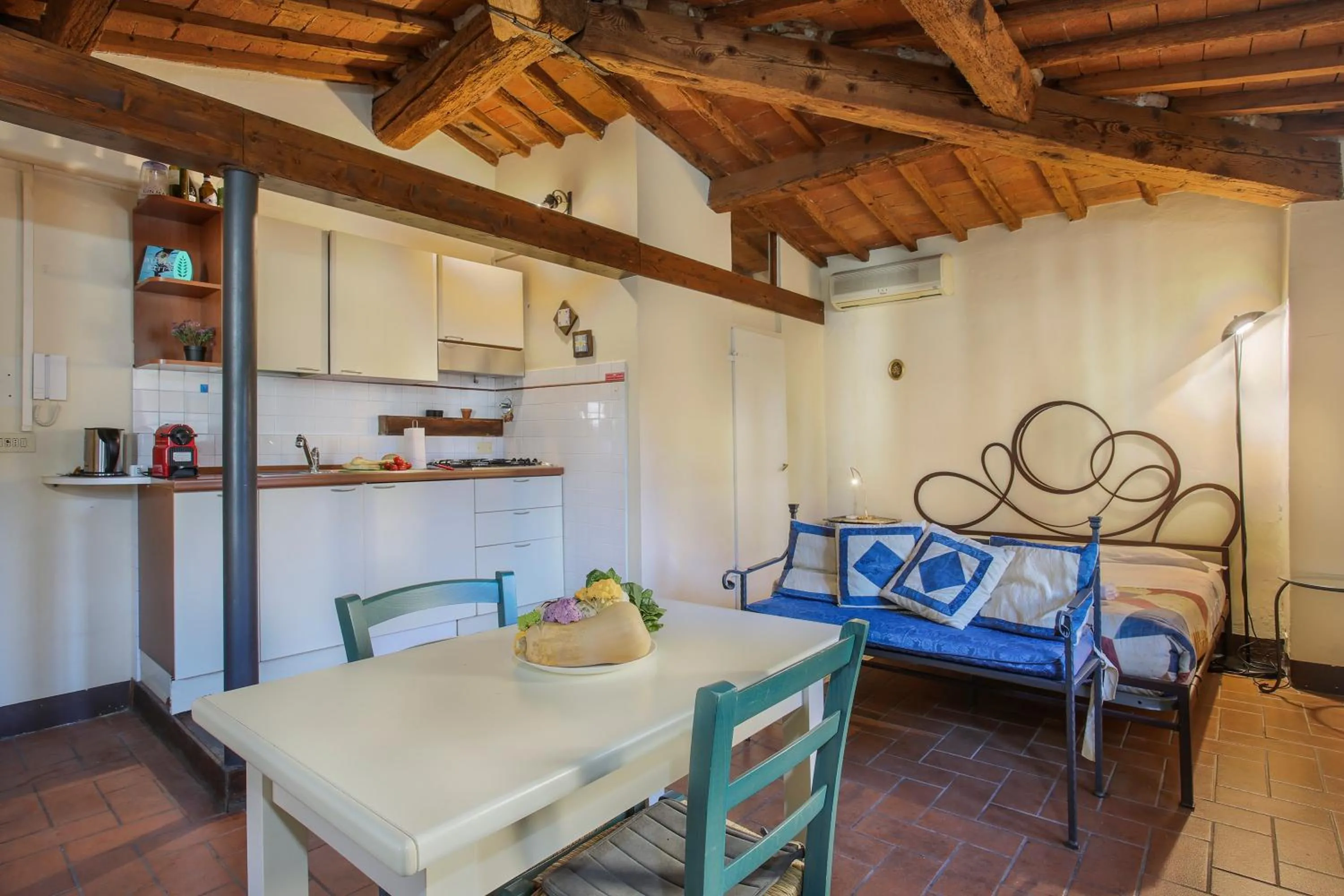 Bed in La Torre di Dante - Sweet Dreams in Florence