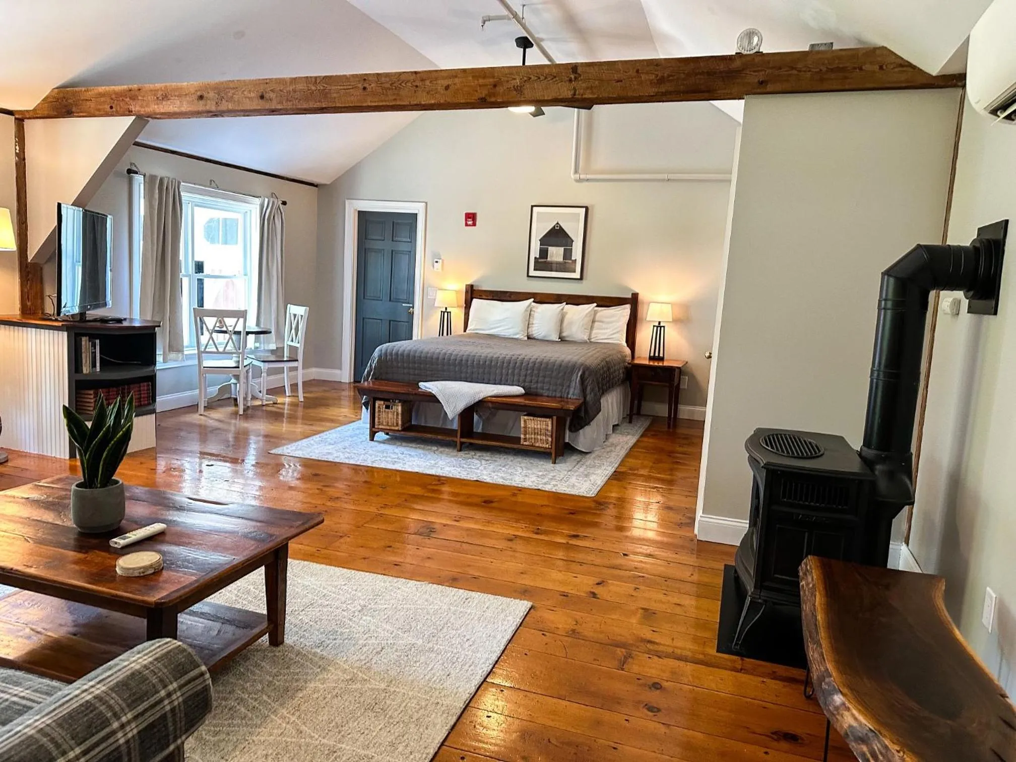 Photo of the whole room, Bed in The Black Walnut Inn