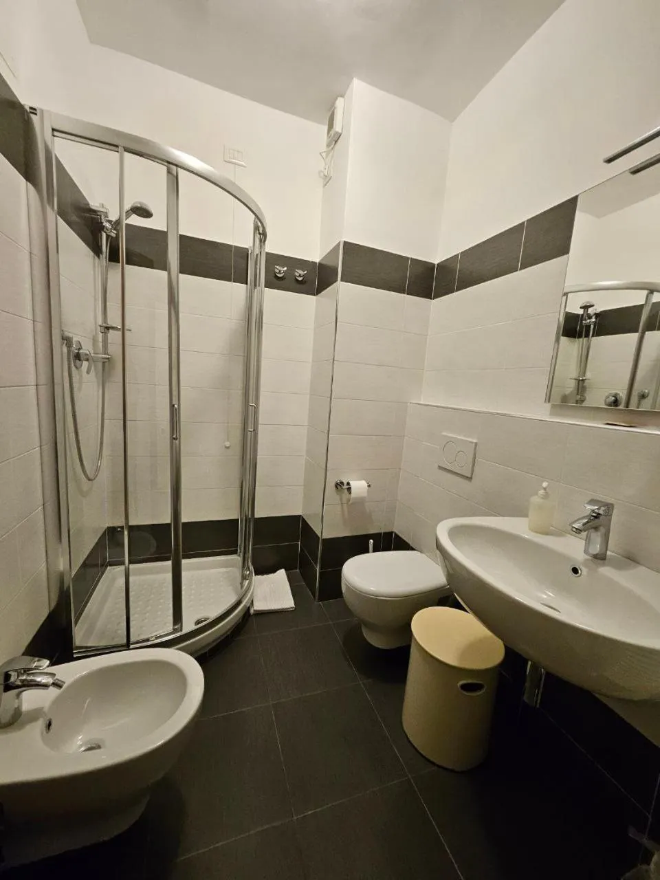 Shower in Albergo Nyers