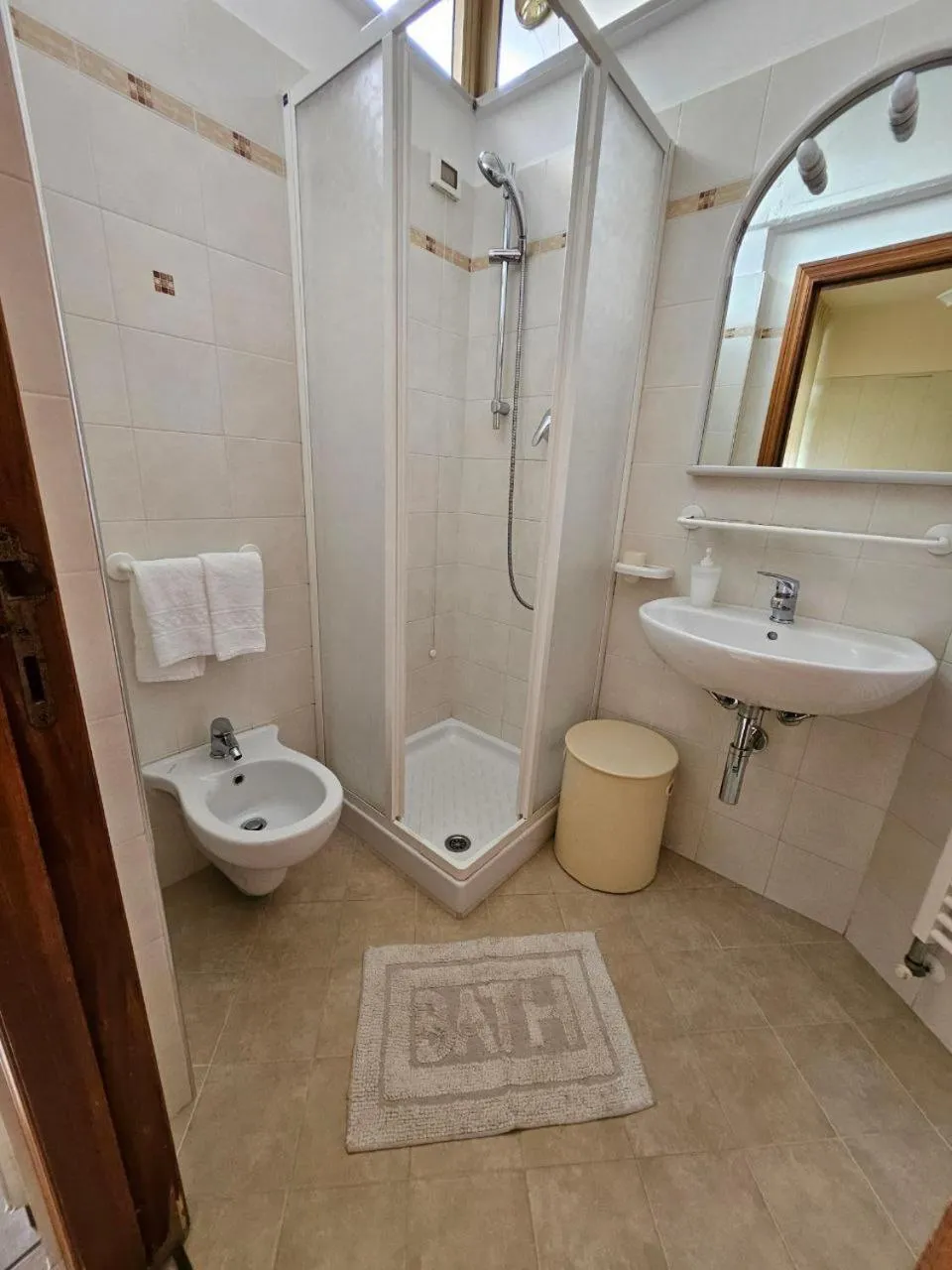 Shower in Albergo Nyers