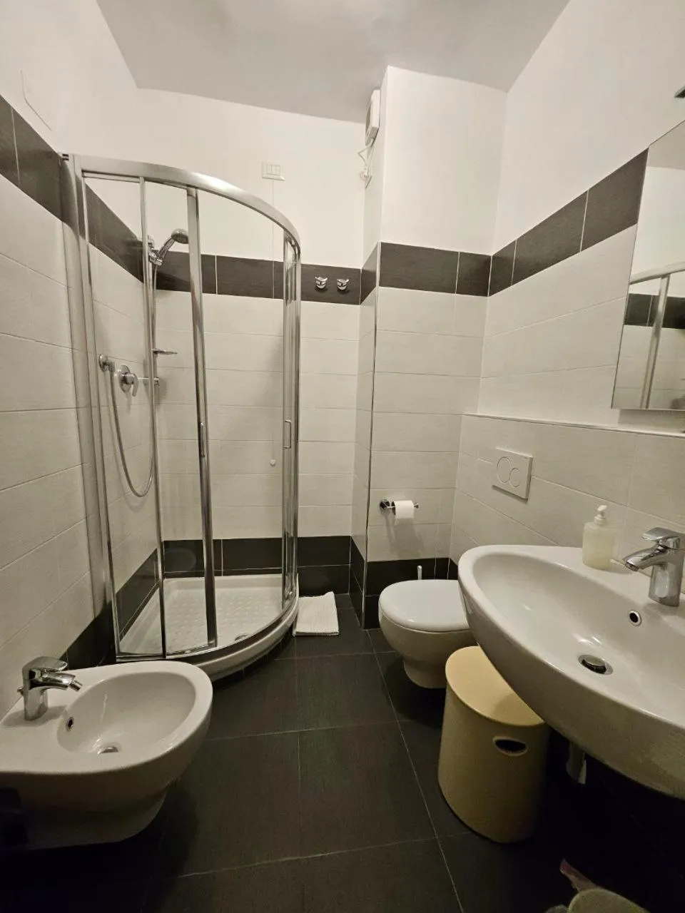 Shower in Albergo Nyers