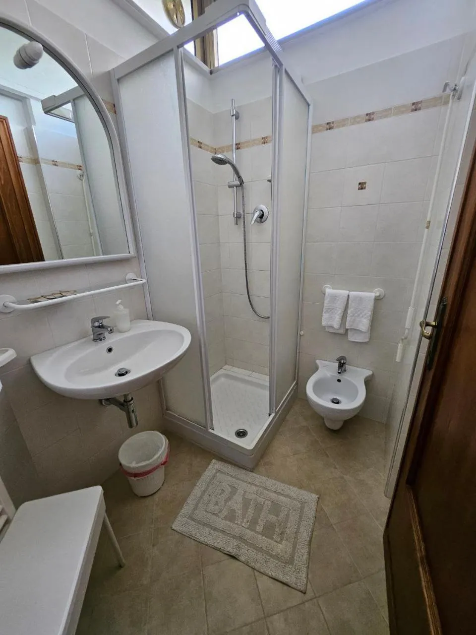 Shower in Albergo Nyers