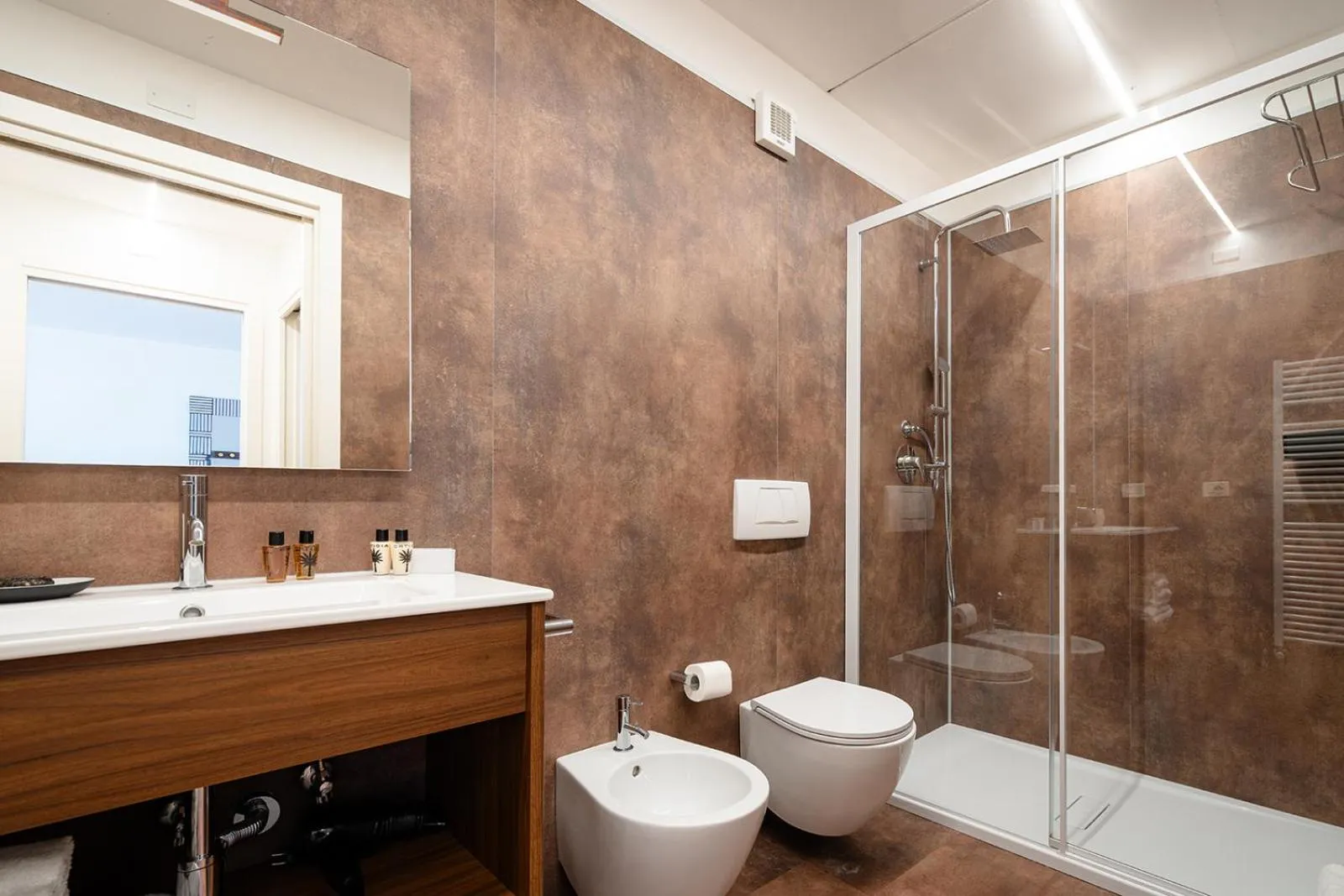 Shower in Club del Sole Tenuta Primero Grado Family Collection