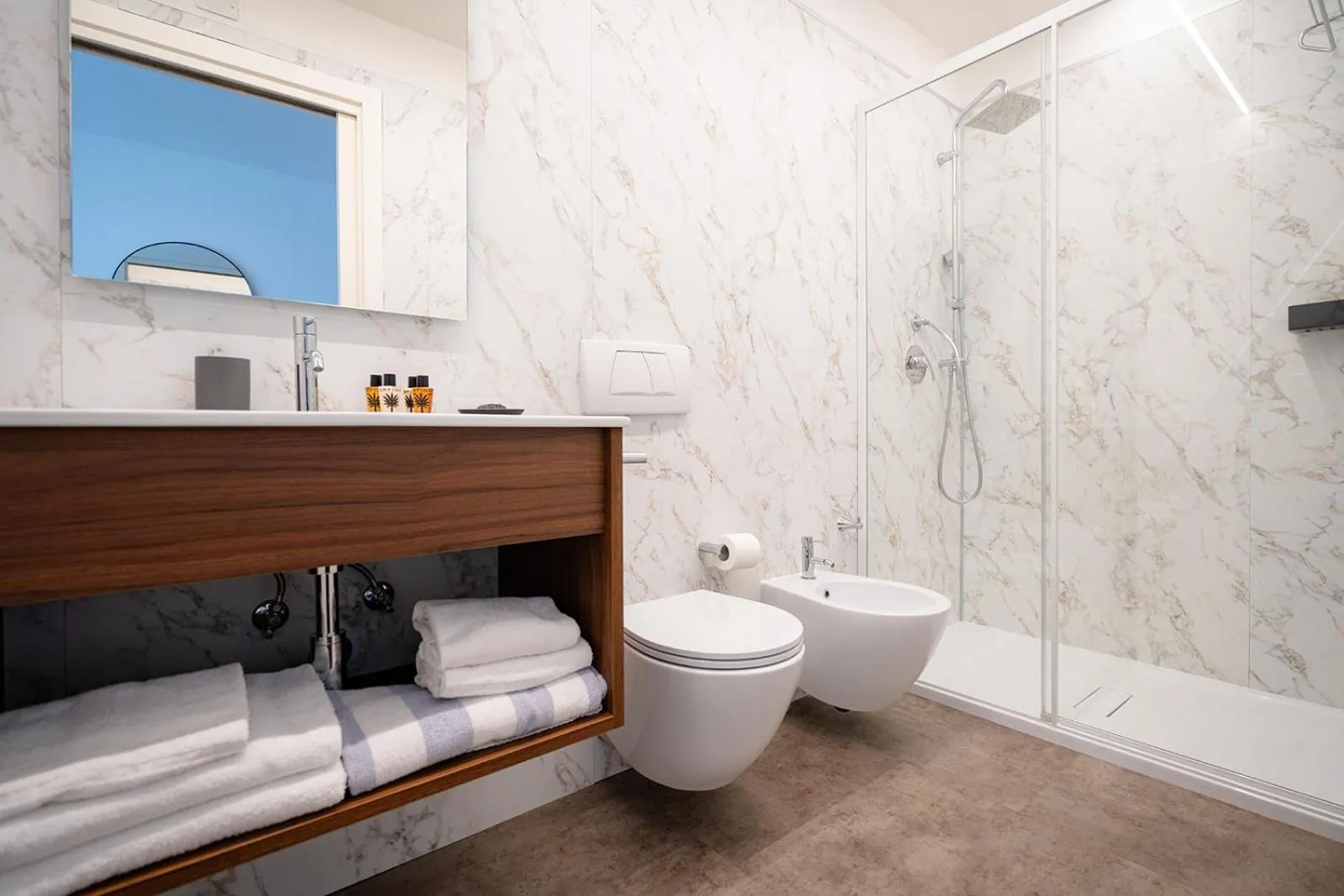 Shower in Club del Sole Tenuta Primero Grado Family Collection