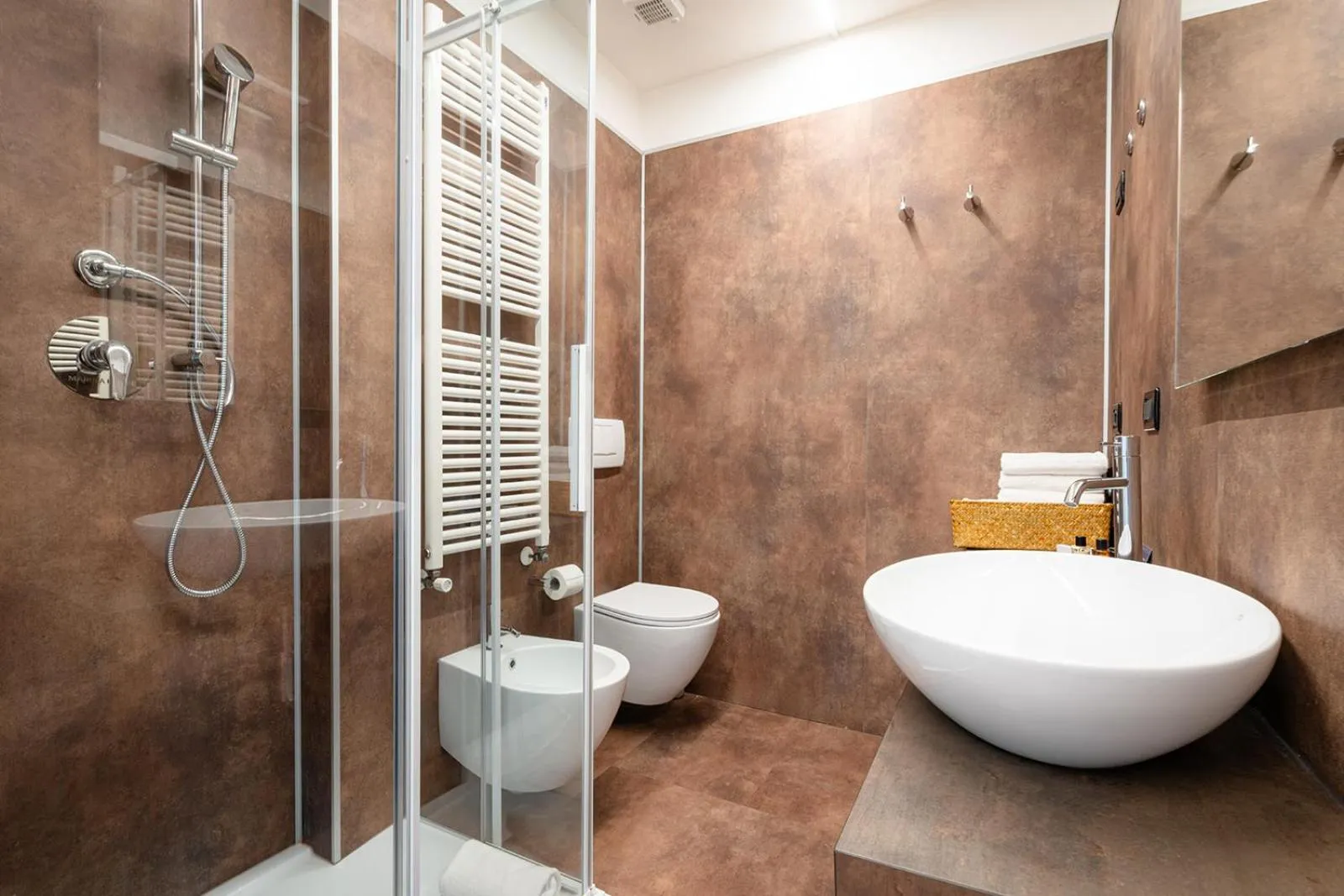 Shower in Club del Sole Tenuta Primero Grado Family Collection