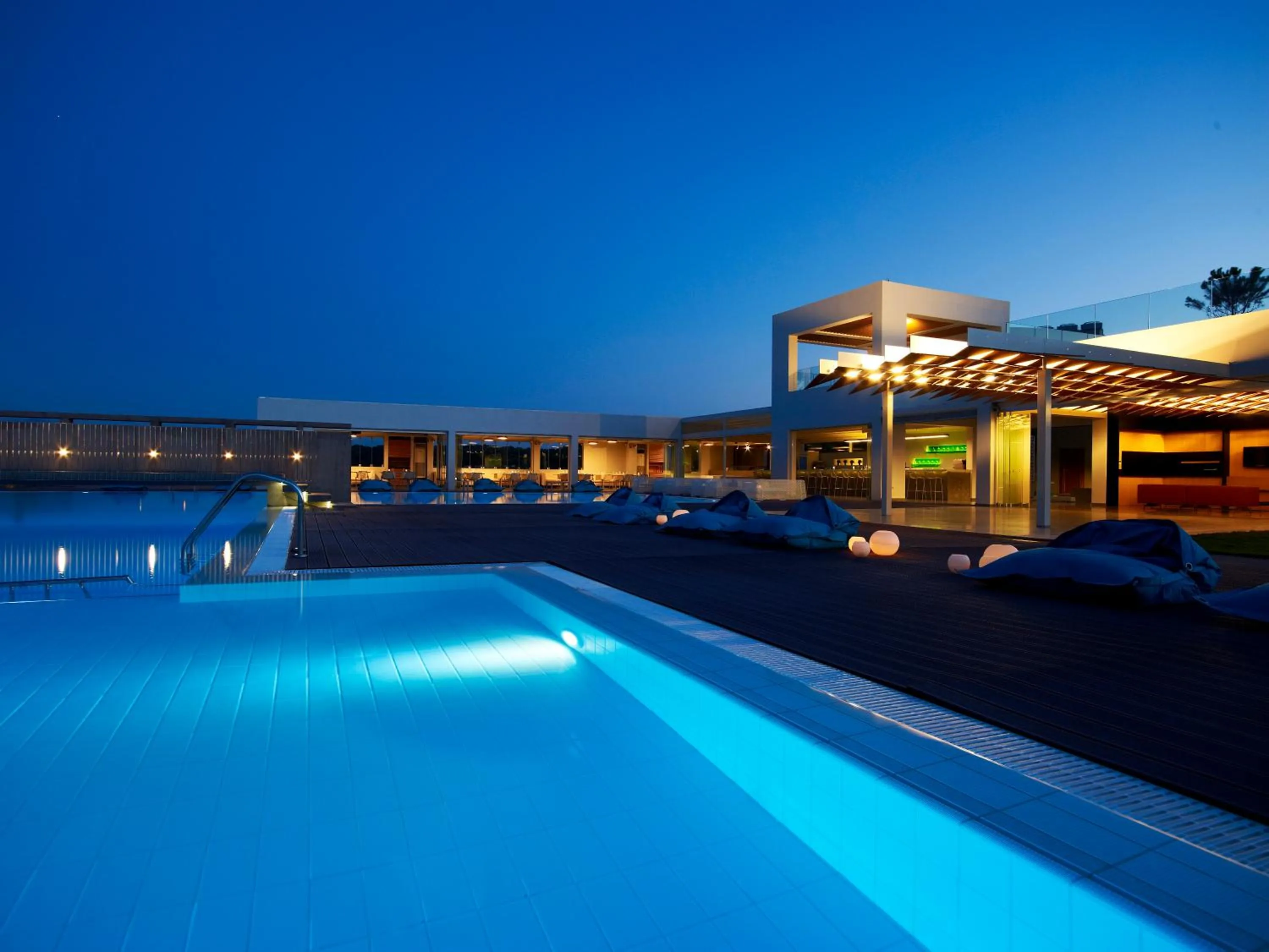 Restaurant/places to eat in Thalatta Seaside Hotel