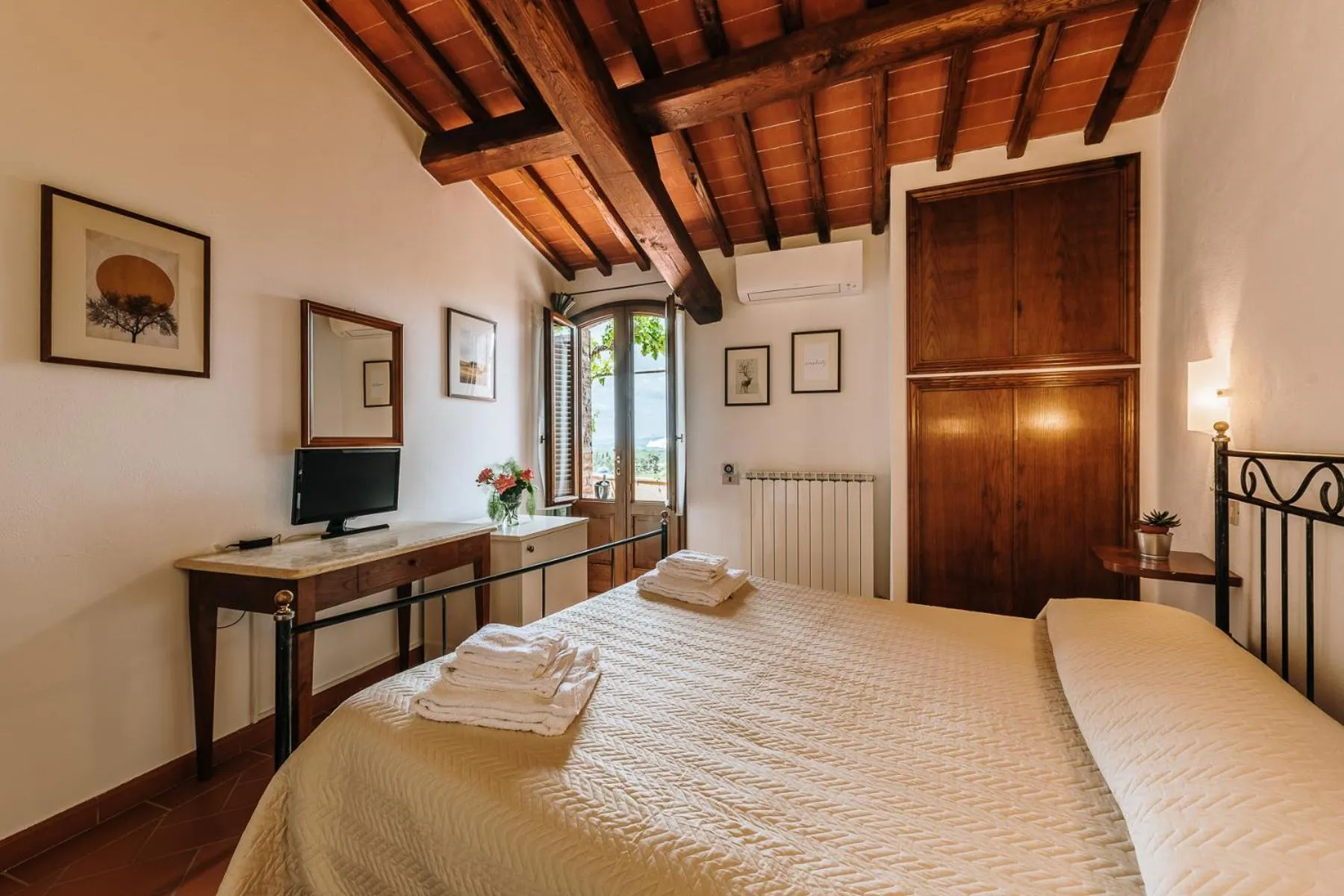 Photo of the whole room, Bed in Villa Di Sotto