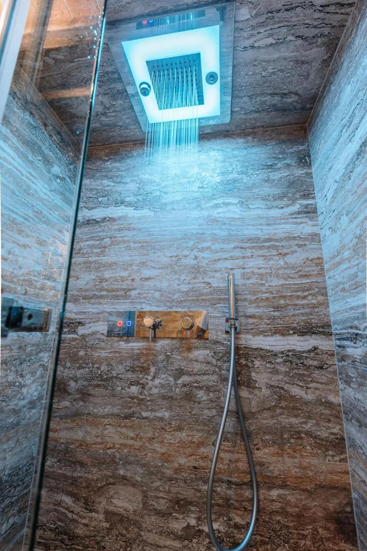 Shower in Villa Di Sotto