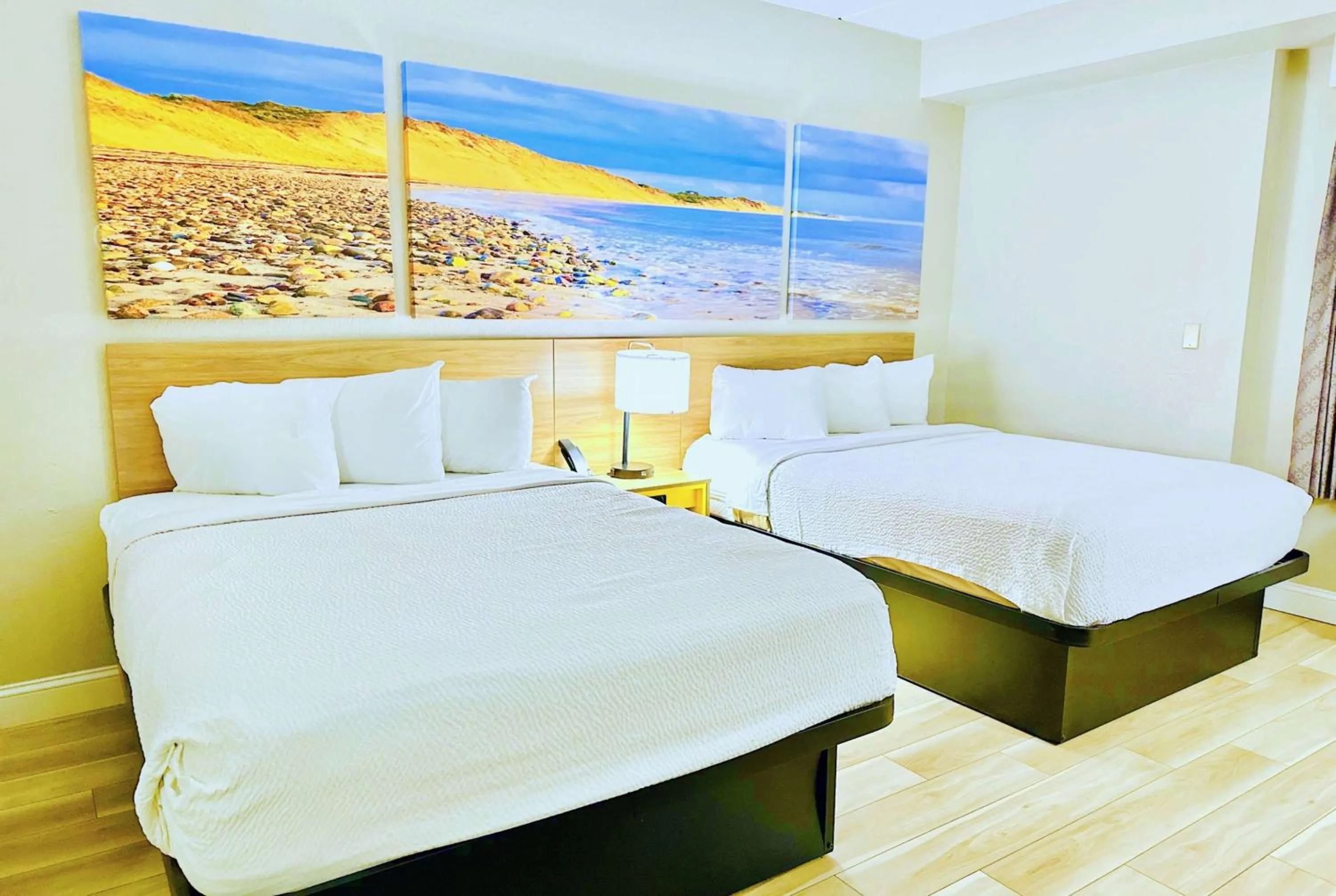 Photo of the whole room, Bed in Days Inn by Wyndham Rutland/Killington Area