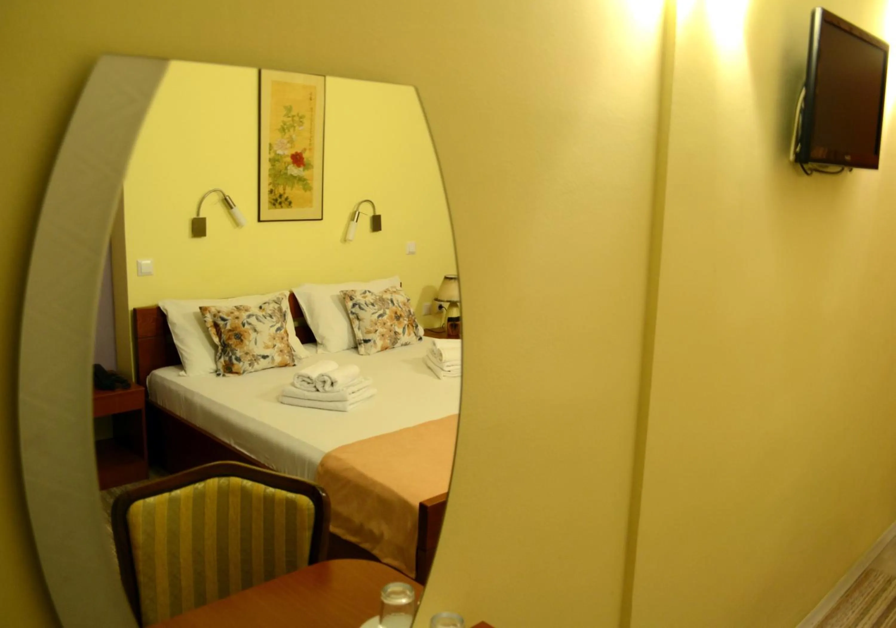 Shower, Bed in Hotel Pine