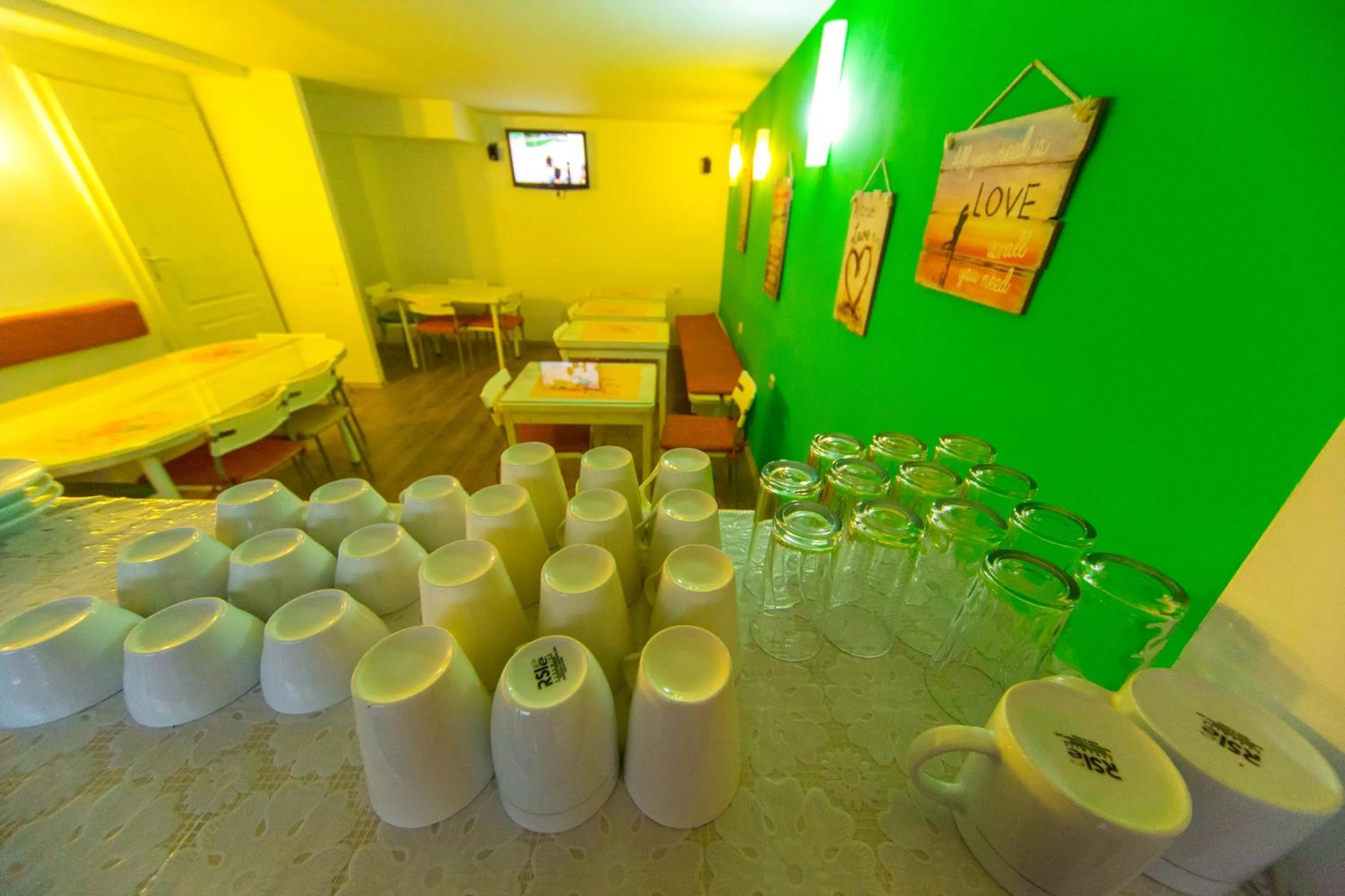 Restaurant/places to eat in Hotel Pine