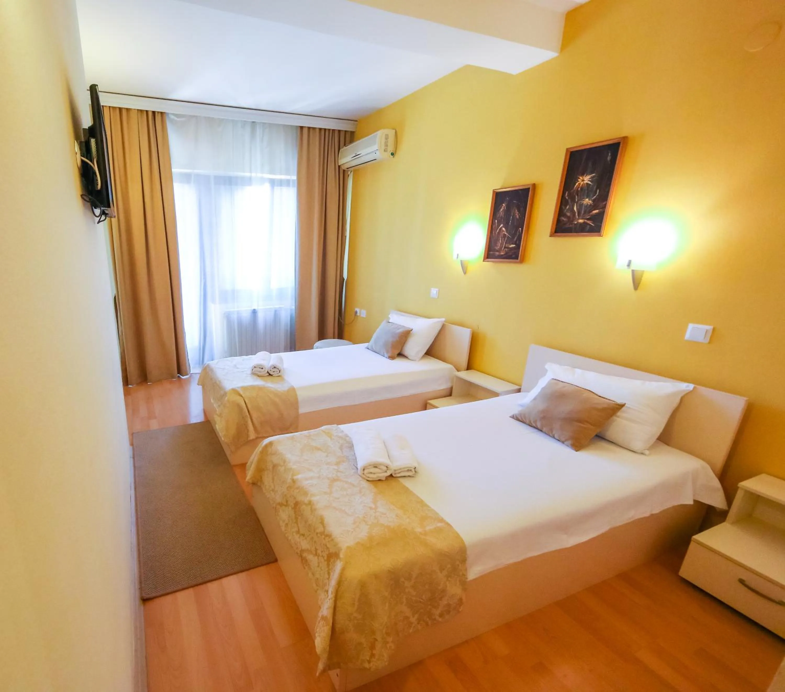 Garden view, Bed in Hotel Pine