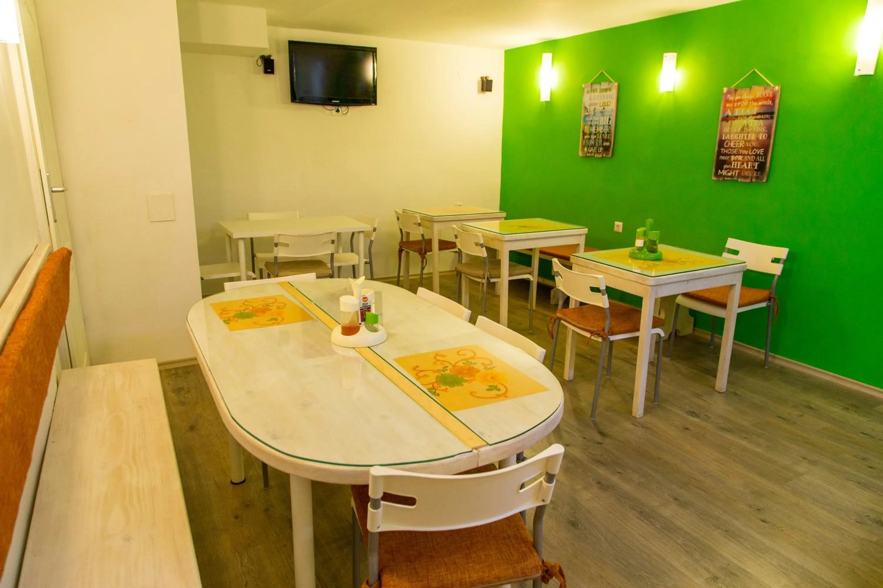 Restaurant/places to eat in Hotel Pine