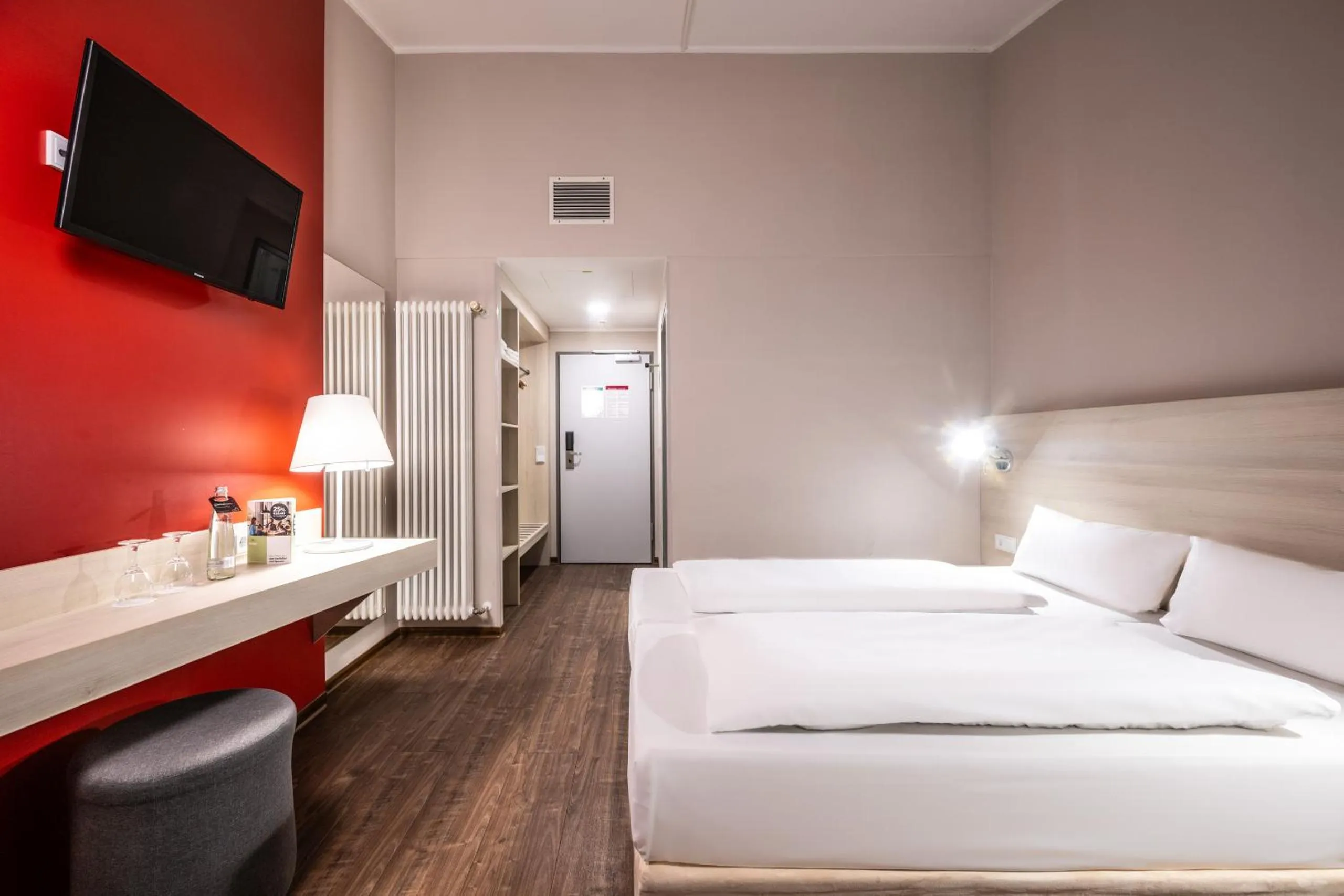 Photo of the whole room, Bed in Coffee Fellows Hotel Irschenberg Süd