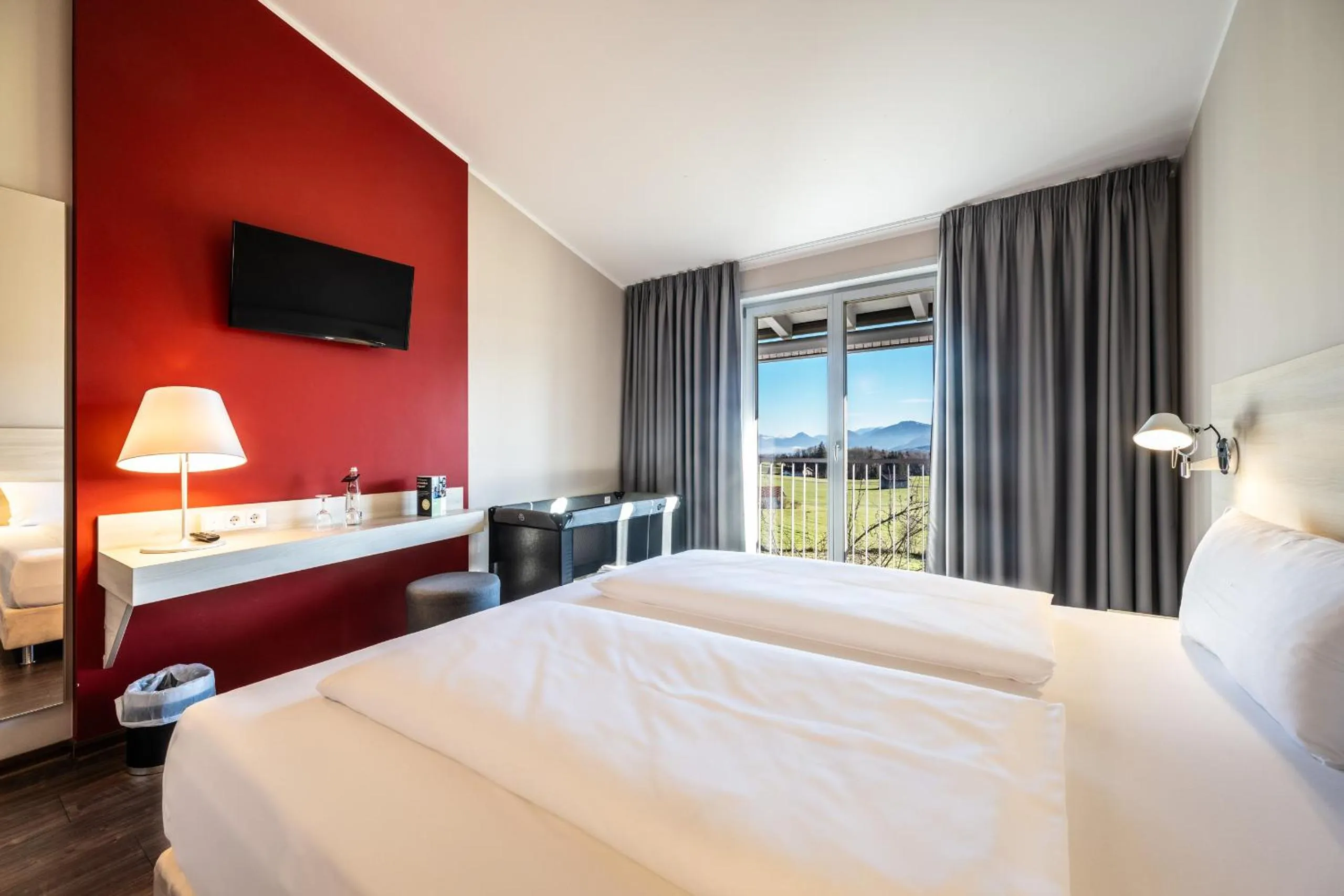 Photo of the whole room, Bed in Coffee Fellows Hotel Irschenberg Süd