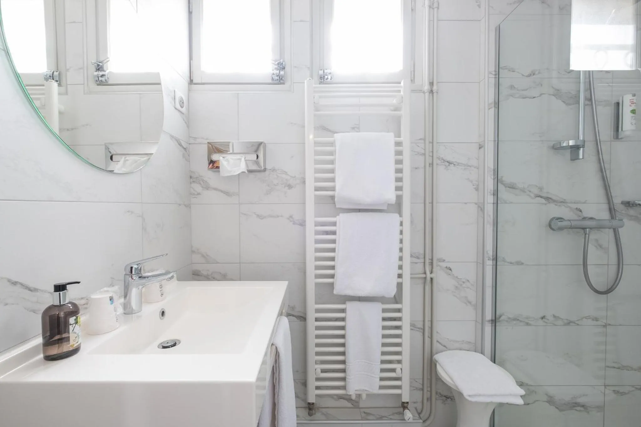 Shower in Cit'Hotel Logis De Brou, Bourg en Bresse