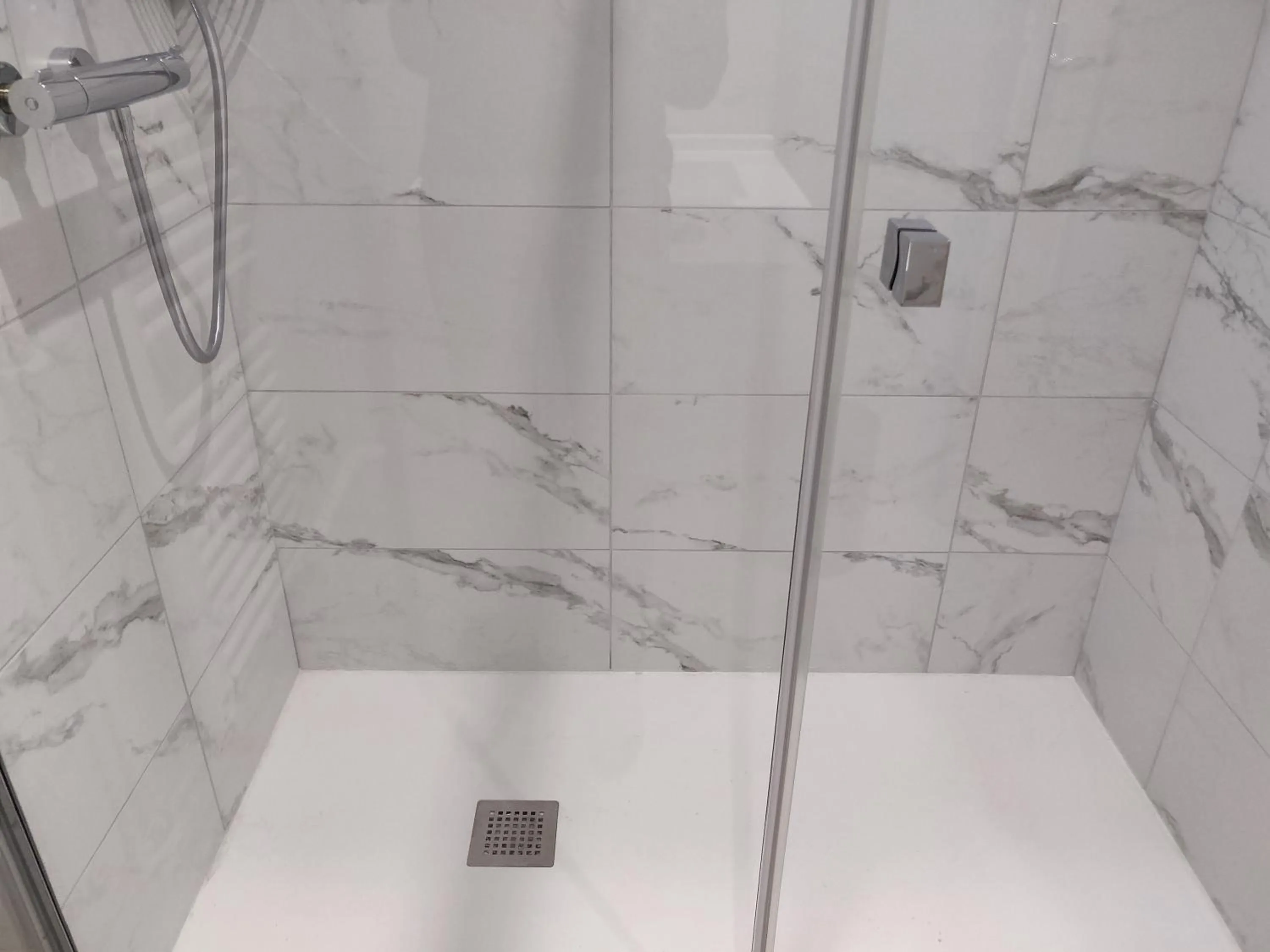 Shower in Cit'Hotel Logis De Brou, Bourg en Bresse