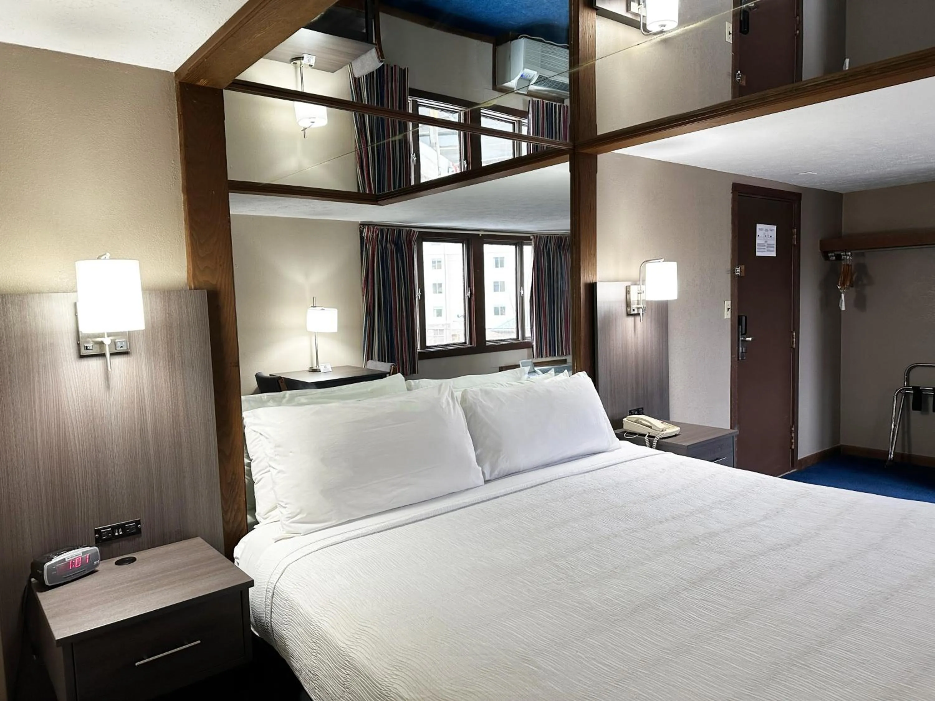 Bedroom, Bed in Sidney James Mountain Lodge