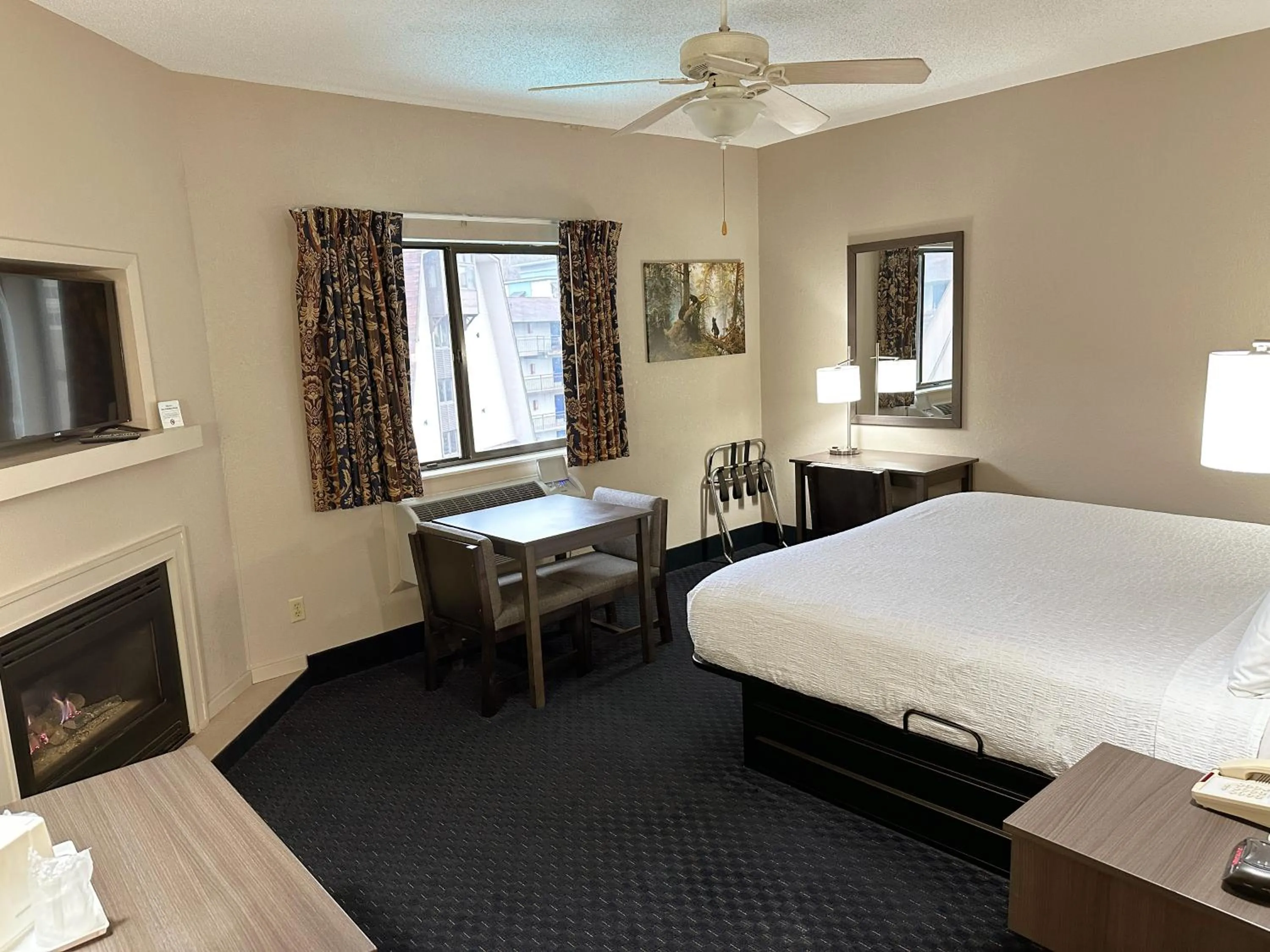 Bedroom, Bed in Sidney James Mountain Lodge
