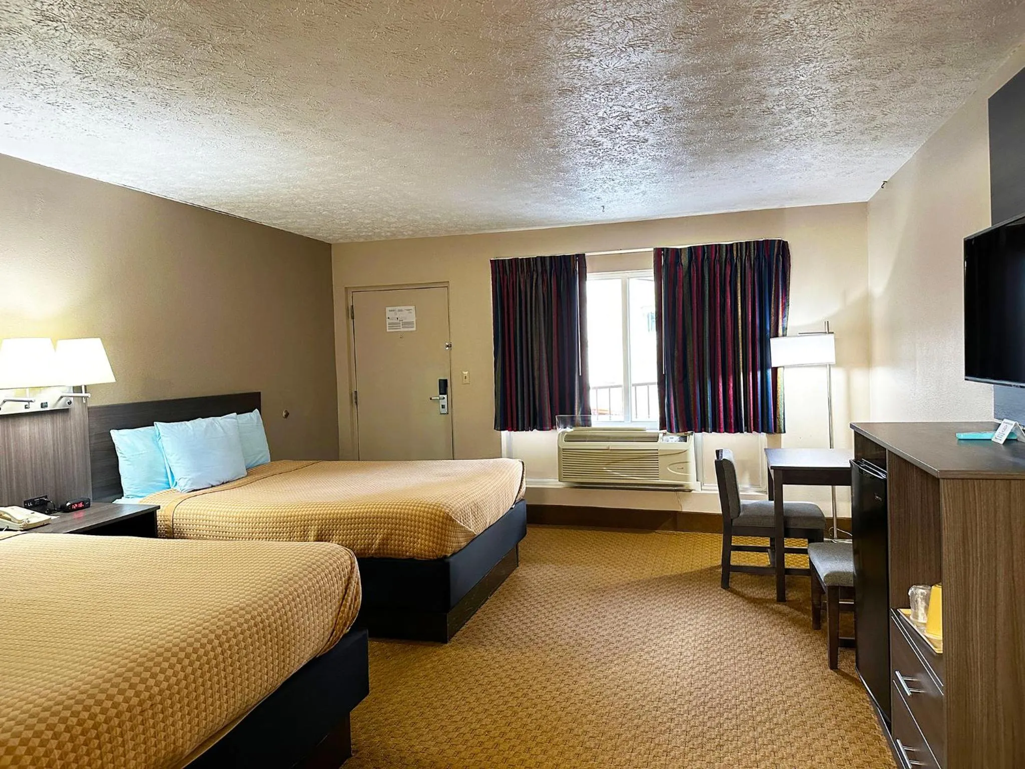 Bedroom, Bed in Sidney James Mountain Lodge