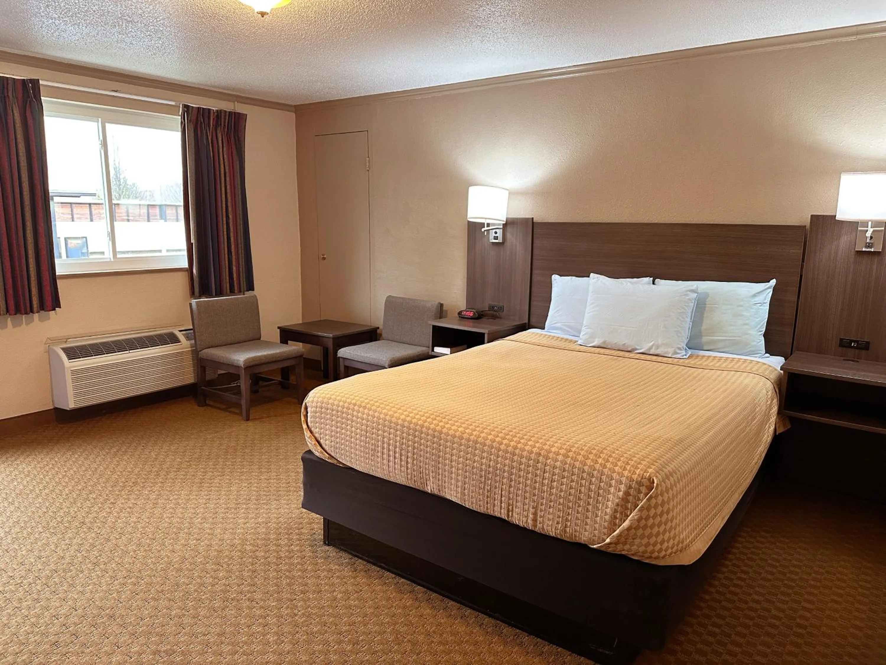Bedroom, Bed in Sidney James Mountain Lodge