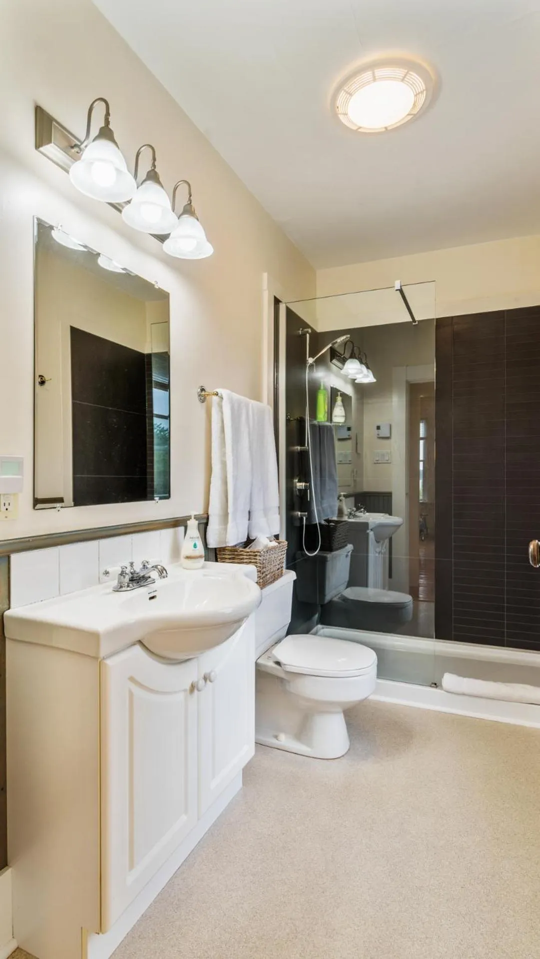 Bathroom in Bayview Pines Country Inn B&B