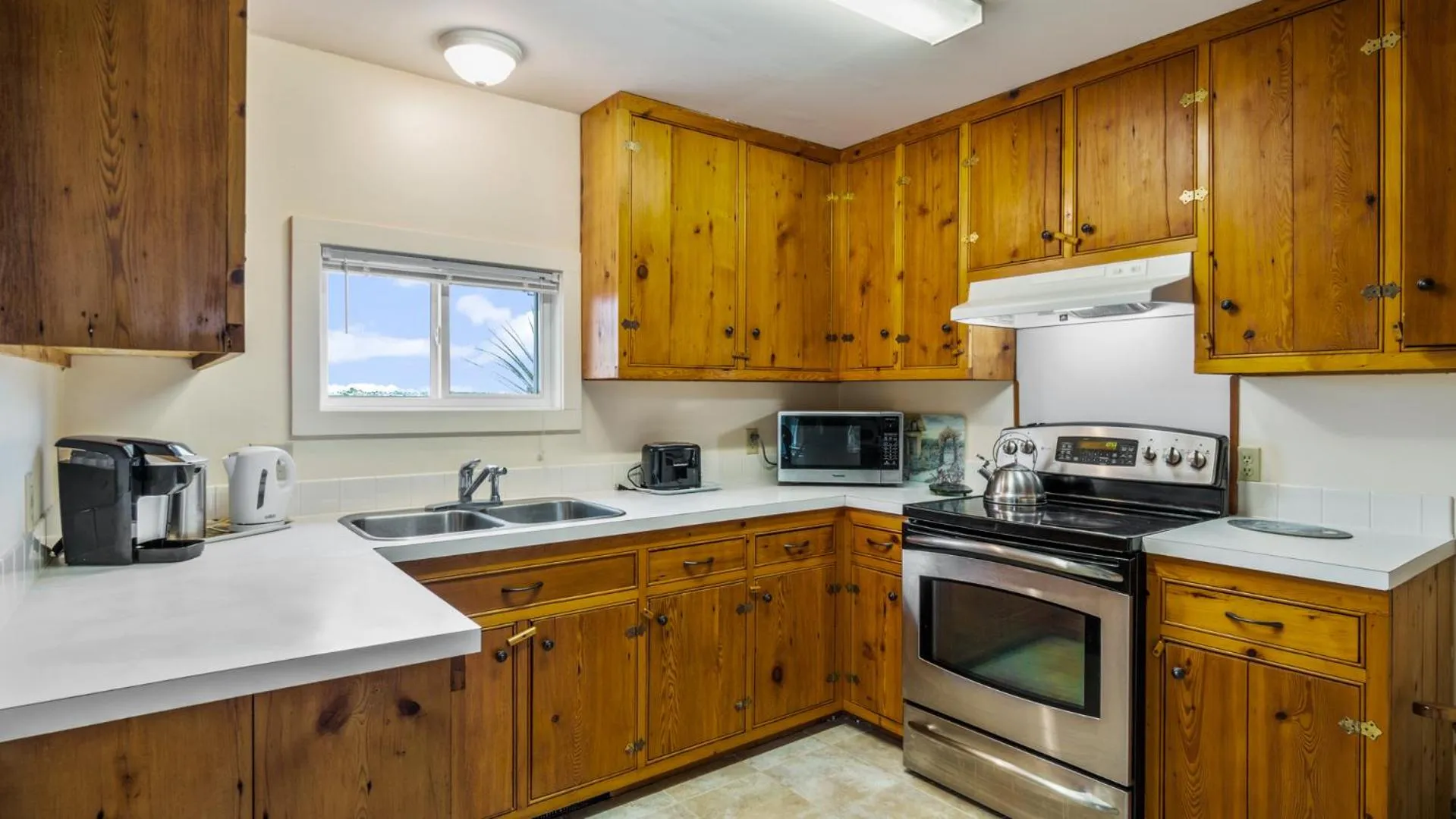 Kitchen or kitchenette in Bayview Pines Country Inn B&B