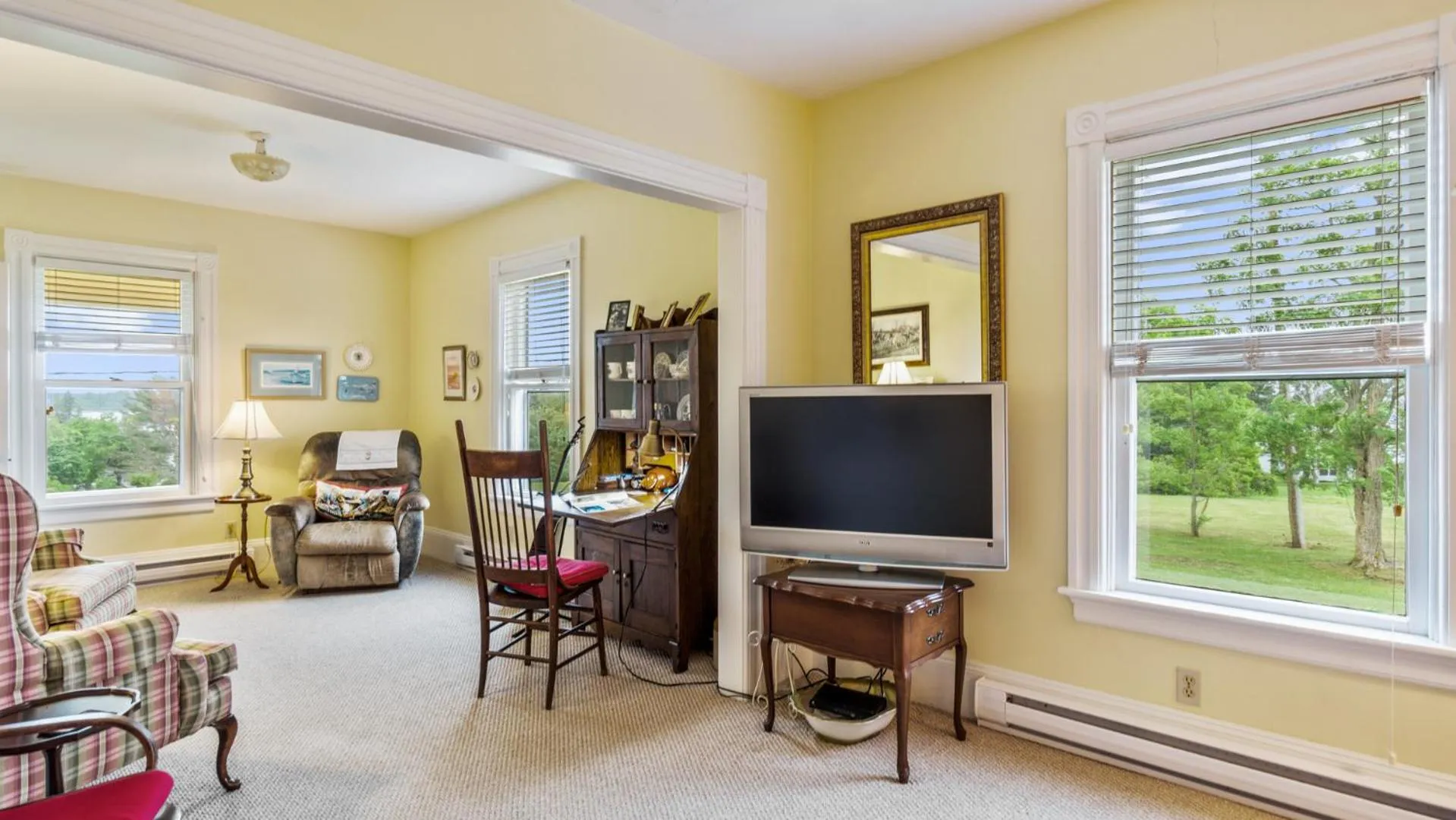 Communal lounge/ TV room in Bayview Pines Country Inn B&B