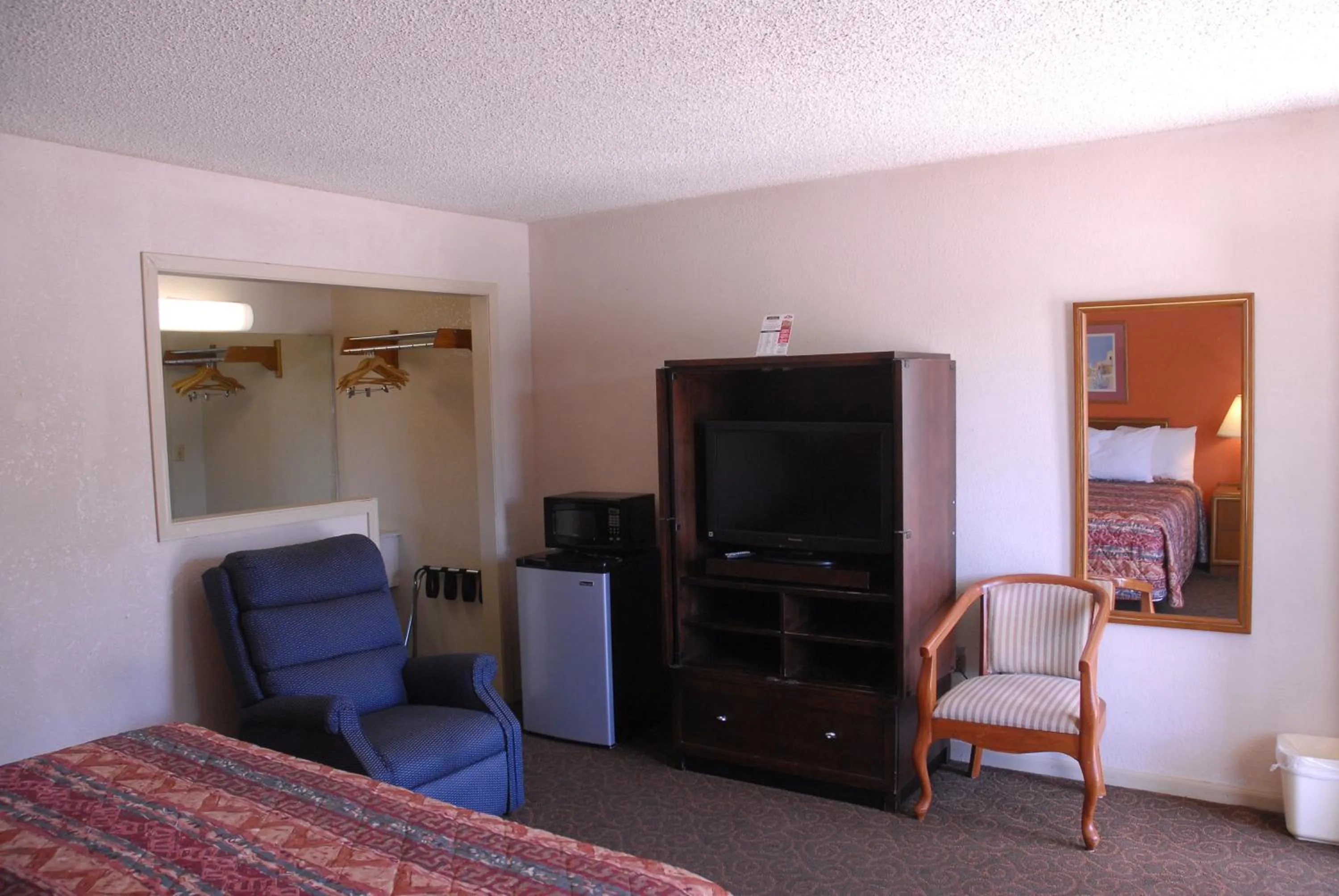 Seating area in America's Best Inn and Suites Emporia