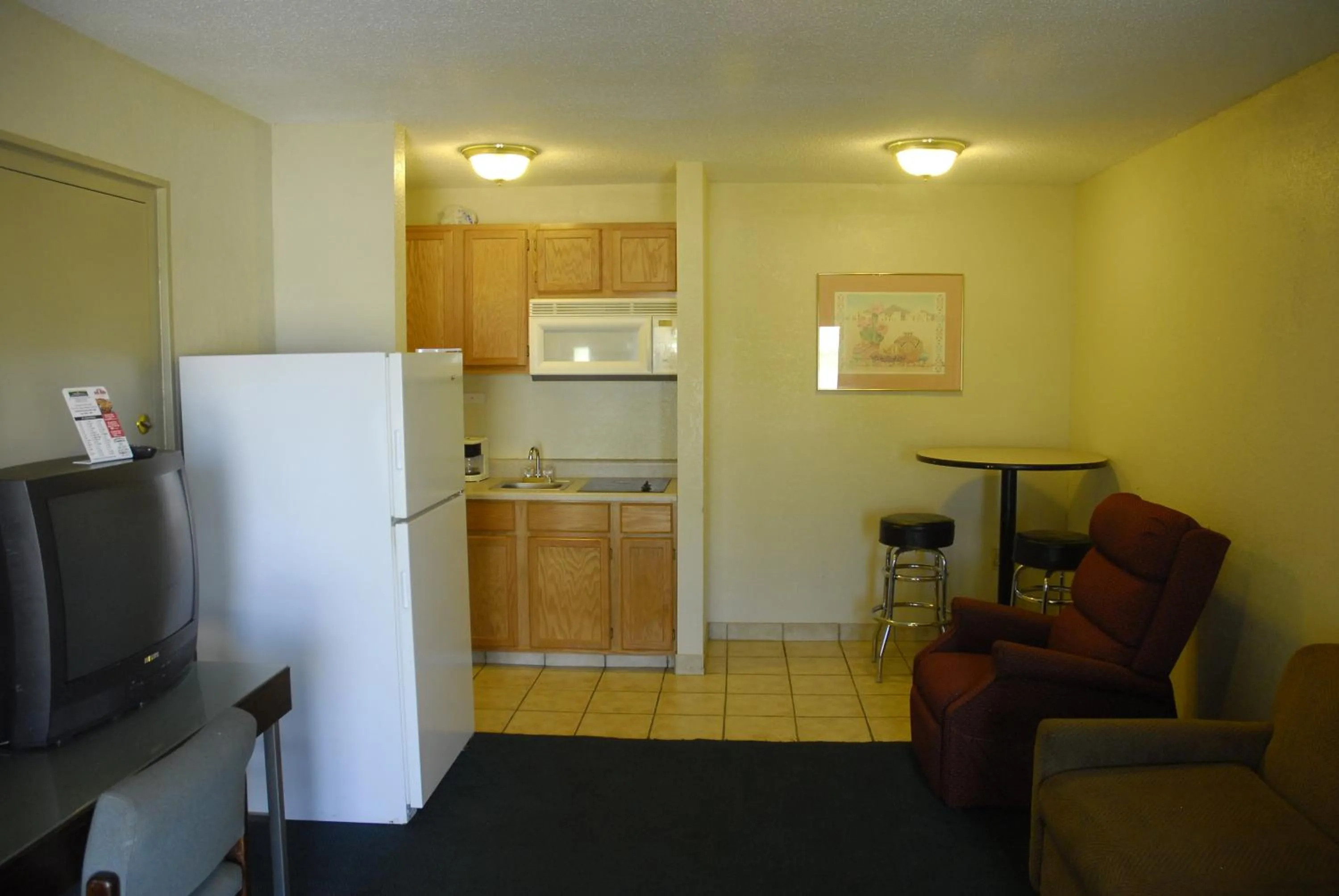 Dining area in America's Best Inn and Suites Emporia