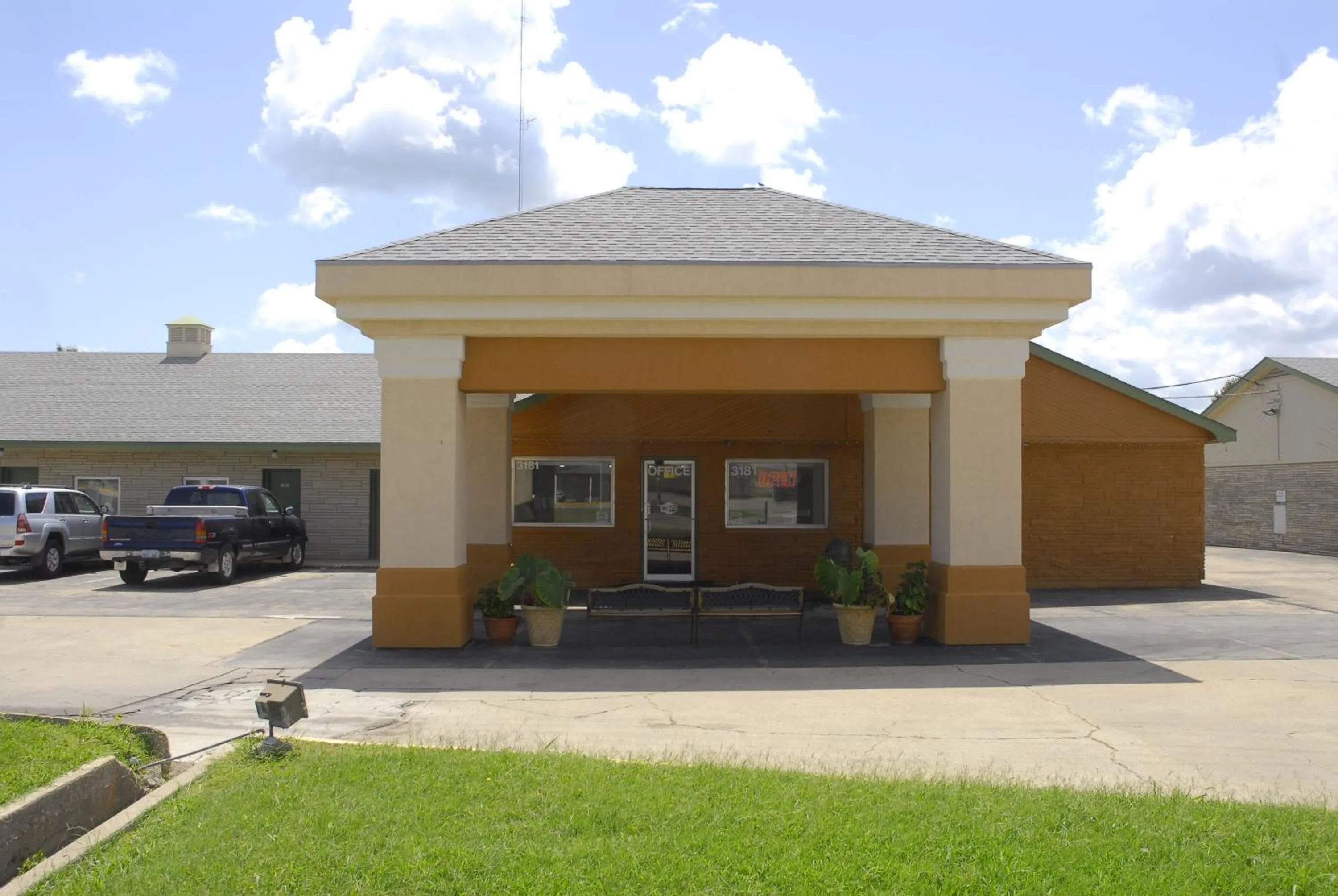 Facade/entrance in America's Best Inn and Suites Emporia