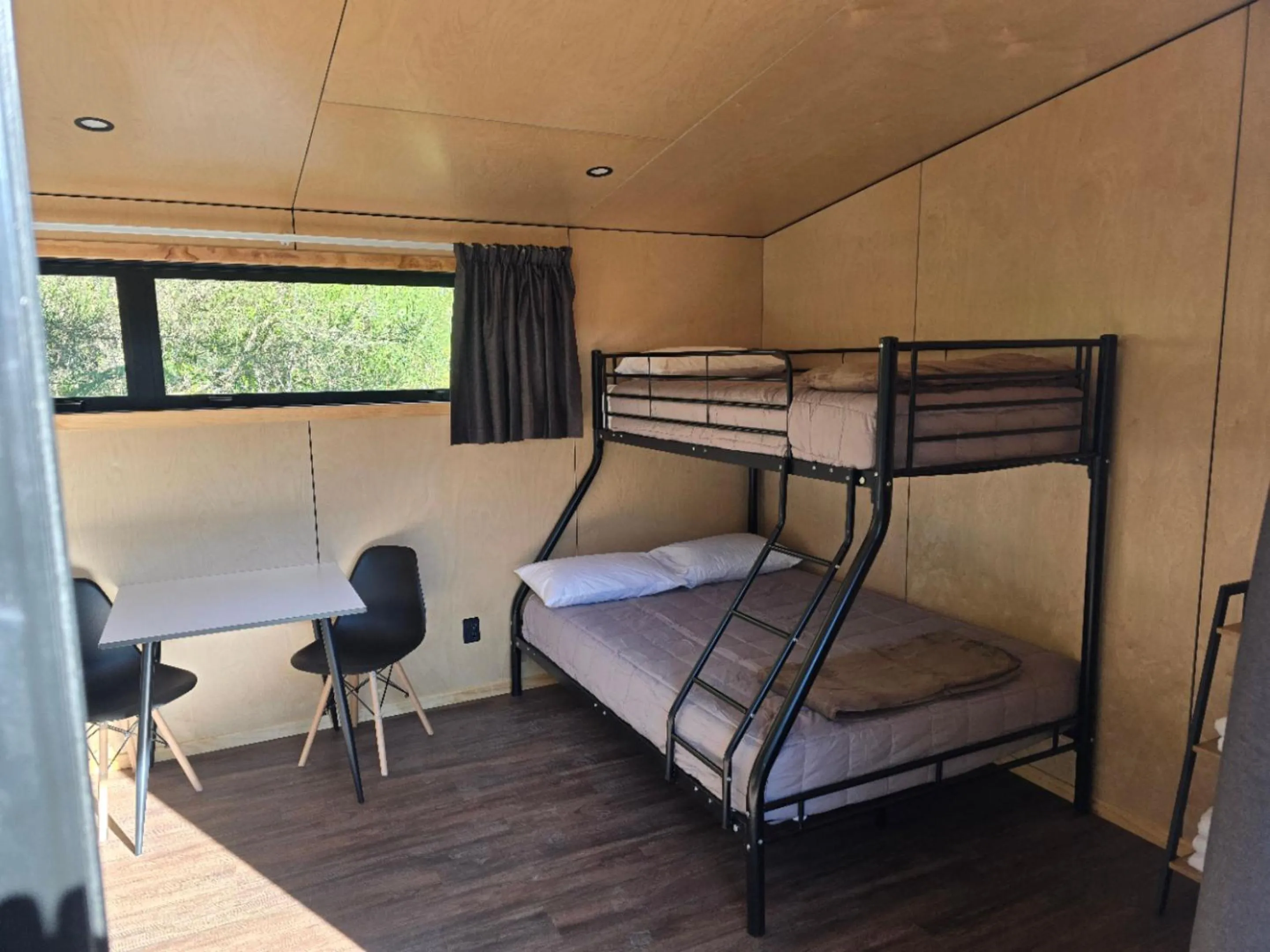 Dining area, Bed in Jackson's Retreat Alpine Holiday Park
