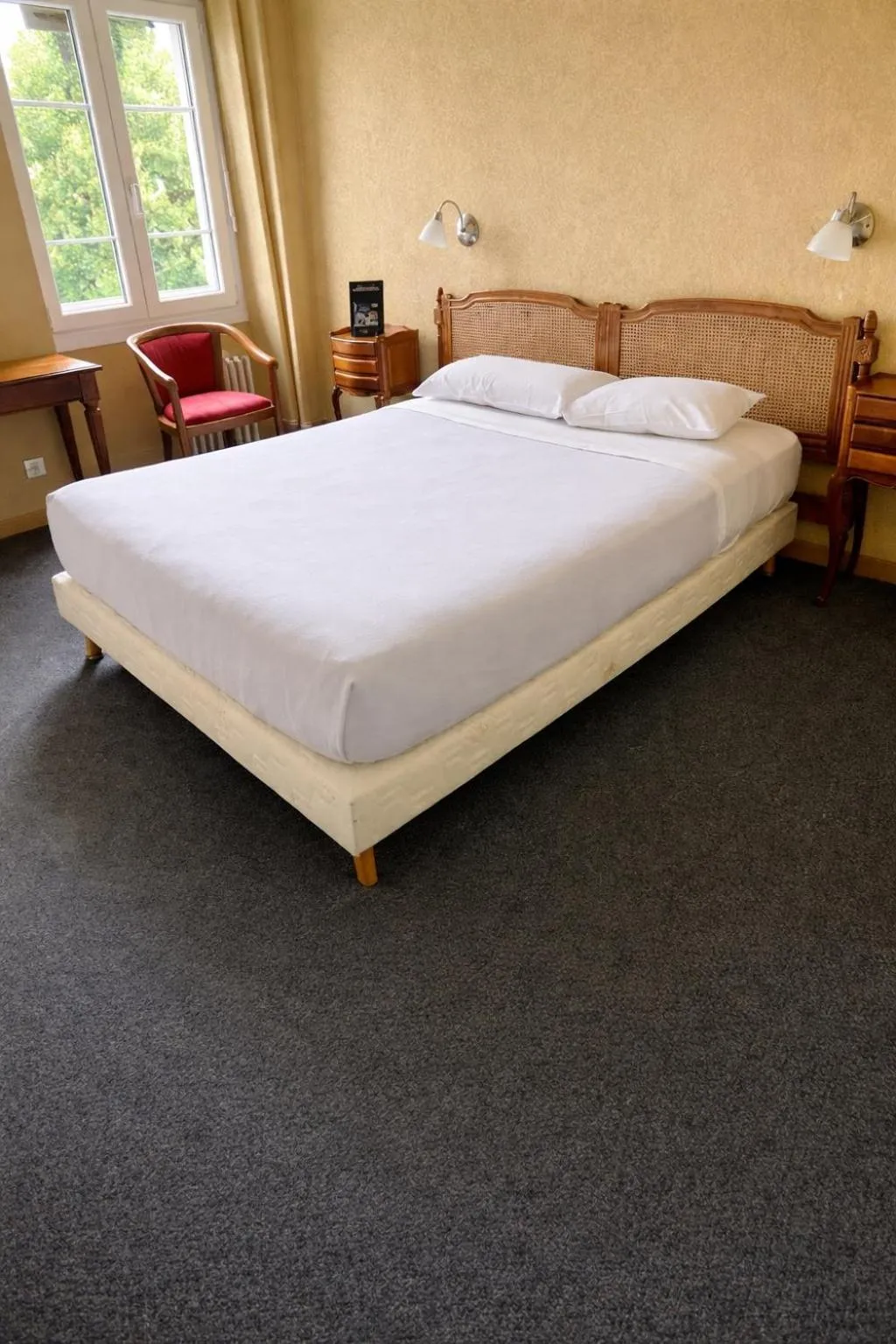 Photo of the whole room, Bed in Hôtel De Champagne